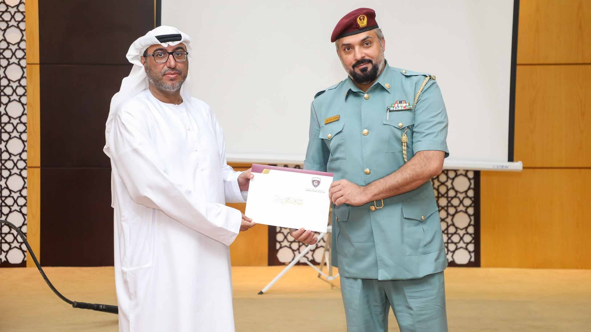 صورة بعنوان: "الحمرية الرياضي" يقدم دورة إطفاء لموظفي النادي 