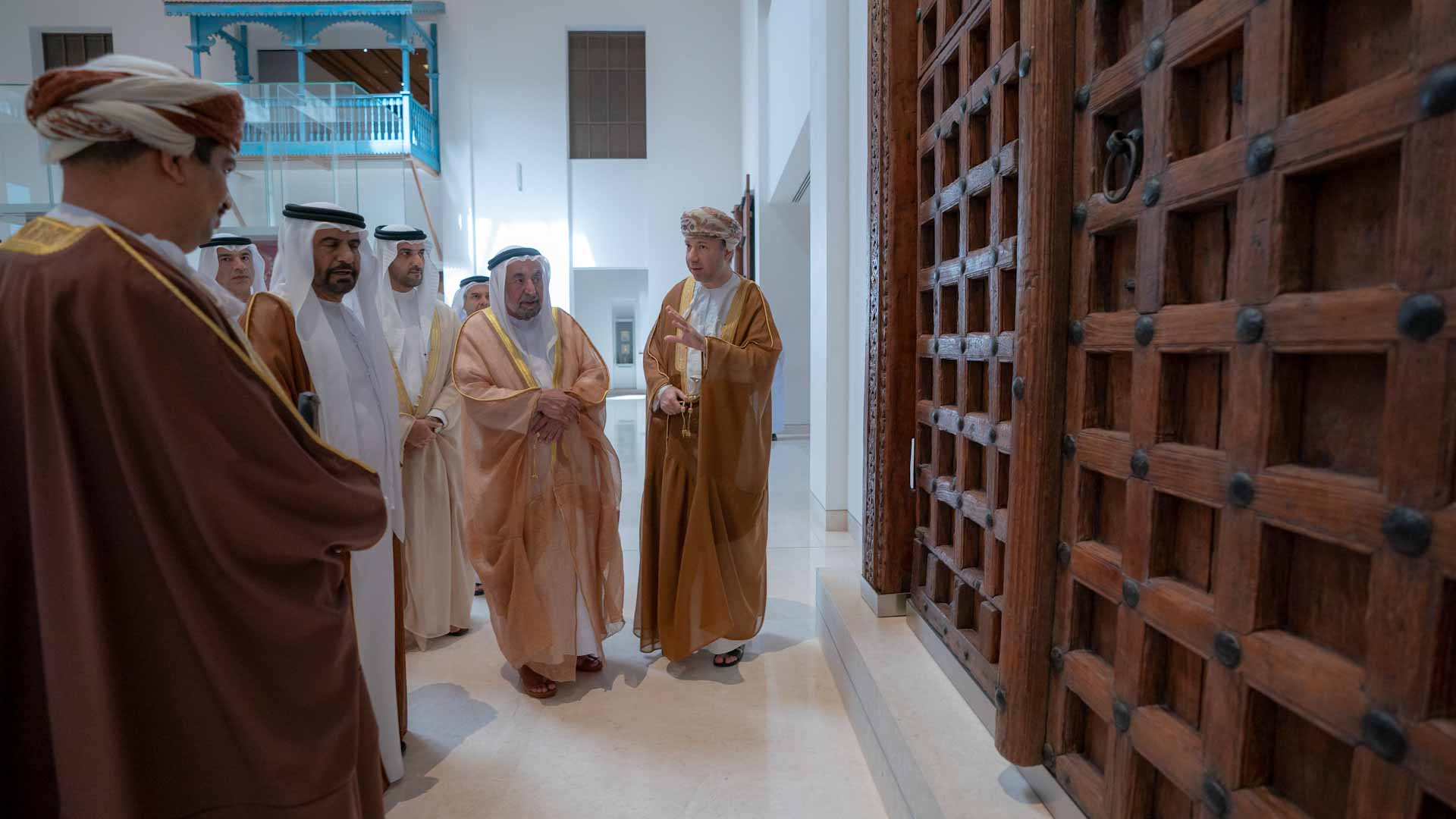 صورة بعنوان: حاكم الشارقة يزور المتحف الوطني العُماني 