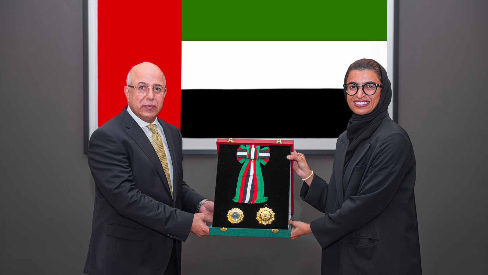 صورة بعنوان: رئيس الدولة يمنح سفير المجر وسام الاستقلال من الطبقة الأولى 