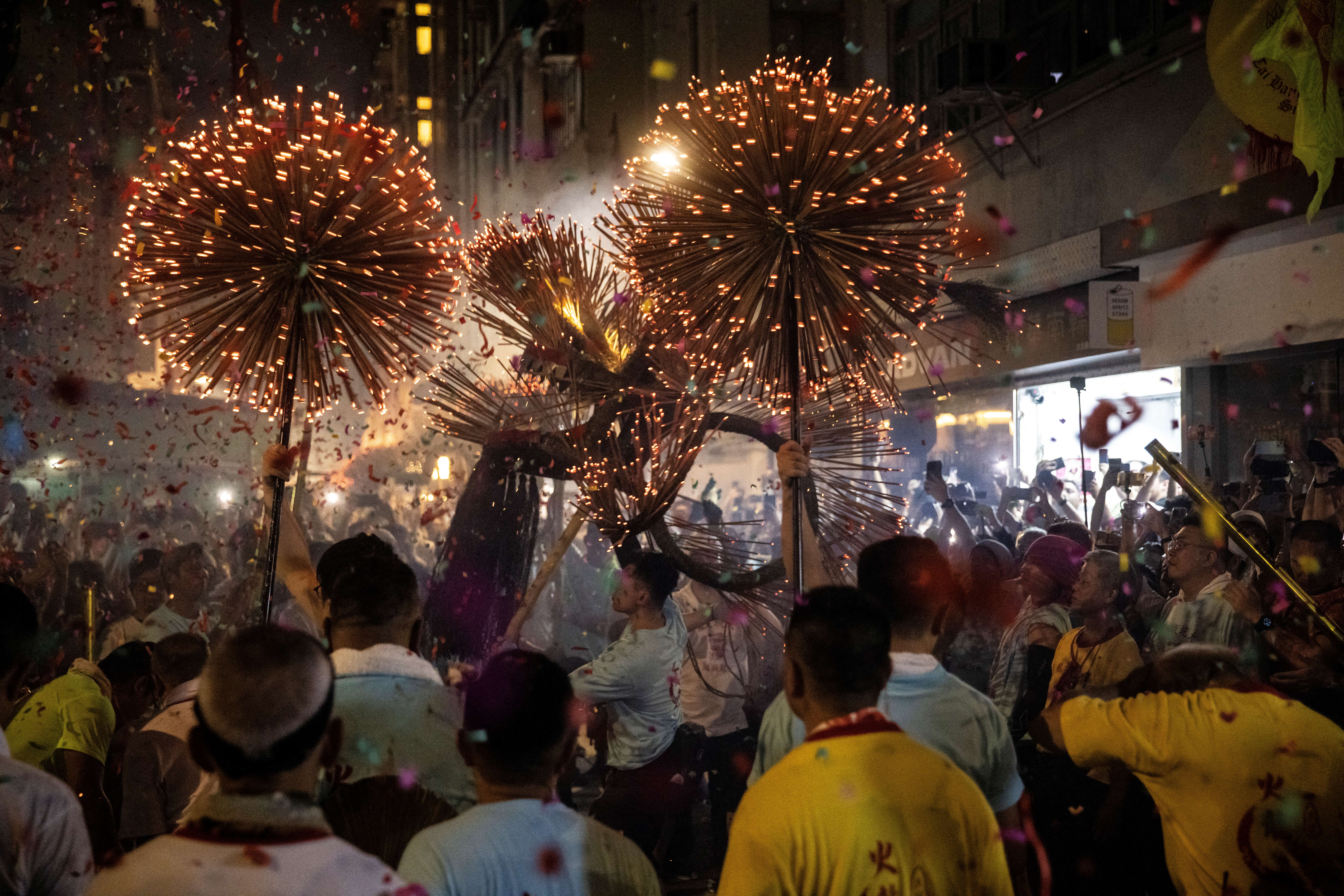 صورة بعنوان: بهونغ كونغ..رقصة تنين النار تعود للحياة بعد توقف قلبها بسبب كورونا 