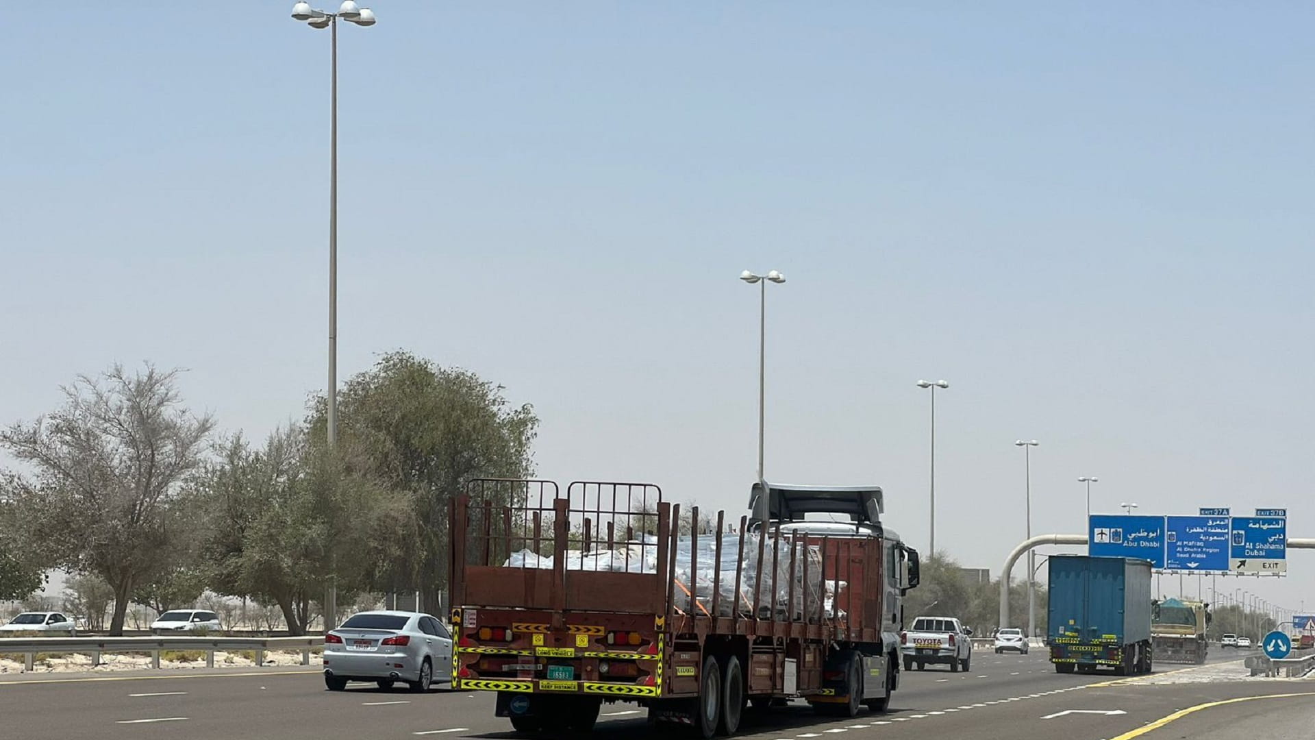 صورة بعنوان: تعديل أوقات منع دخول الشاحنات وحافلات العمال لجزيرة أبوظبي الاثنين 