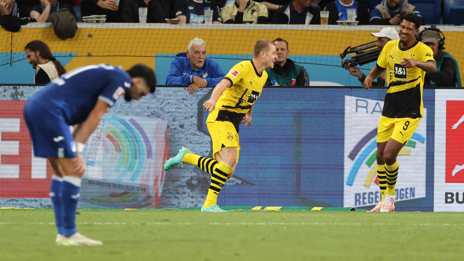 صورة بعنوان: دورتموند يتصدر مؤقتاً الدوري الألماني لكرة القدم  