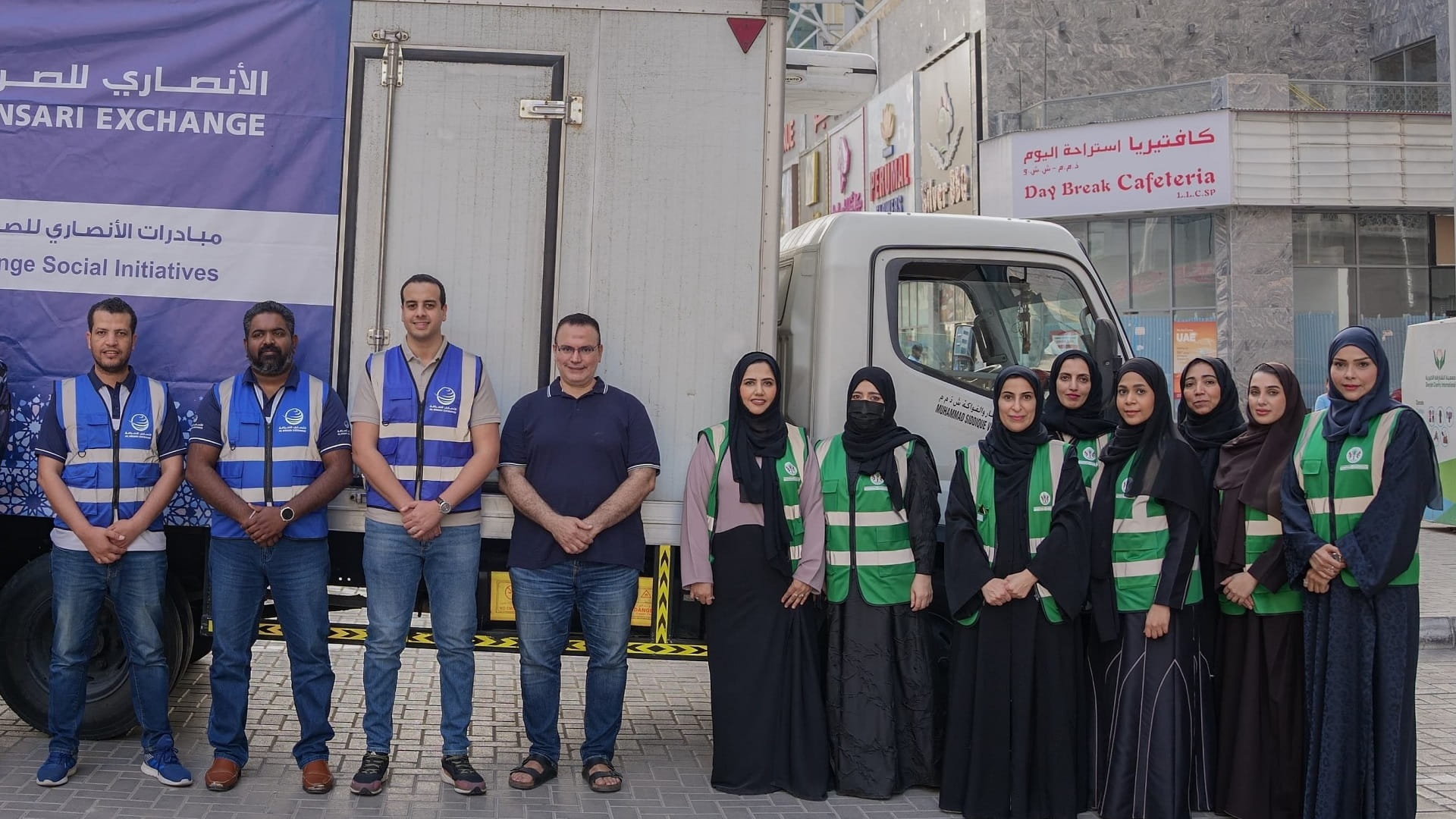 صورة بعنوان: موظفو "مالية الشارقة" يتطوعون في توزيع وجبات الإفطار على الصائمين 