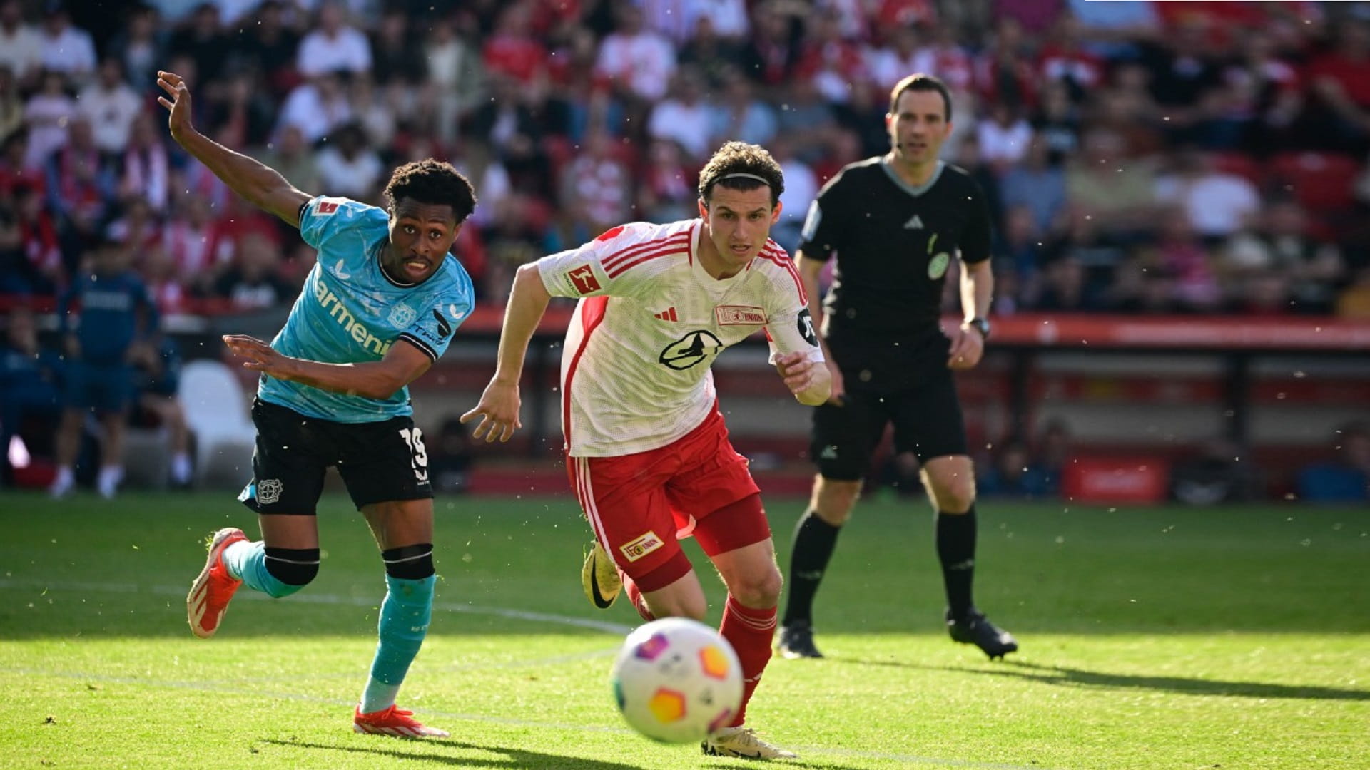 صورة بعنوان: باير ليفركوزن يقترب من لقب الدوري الألماني 