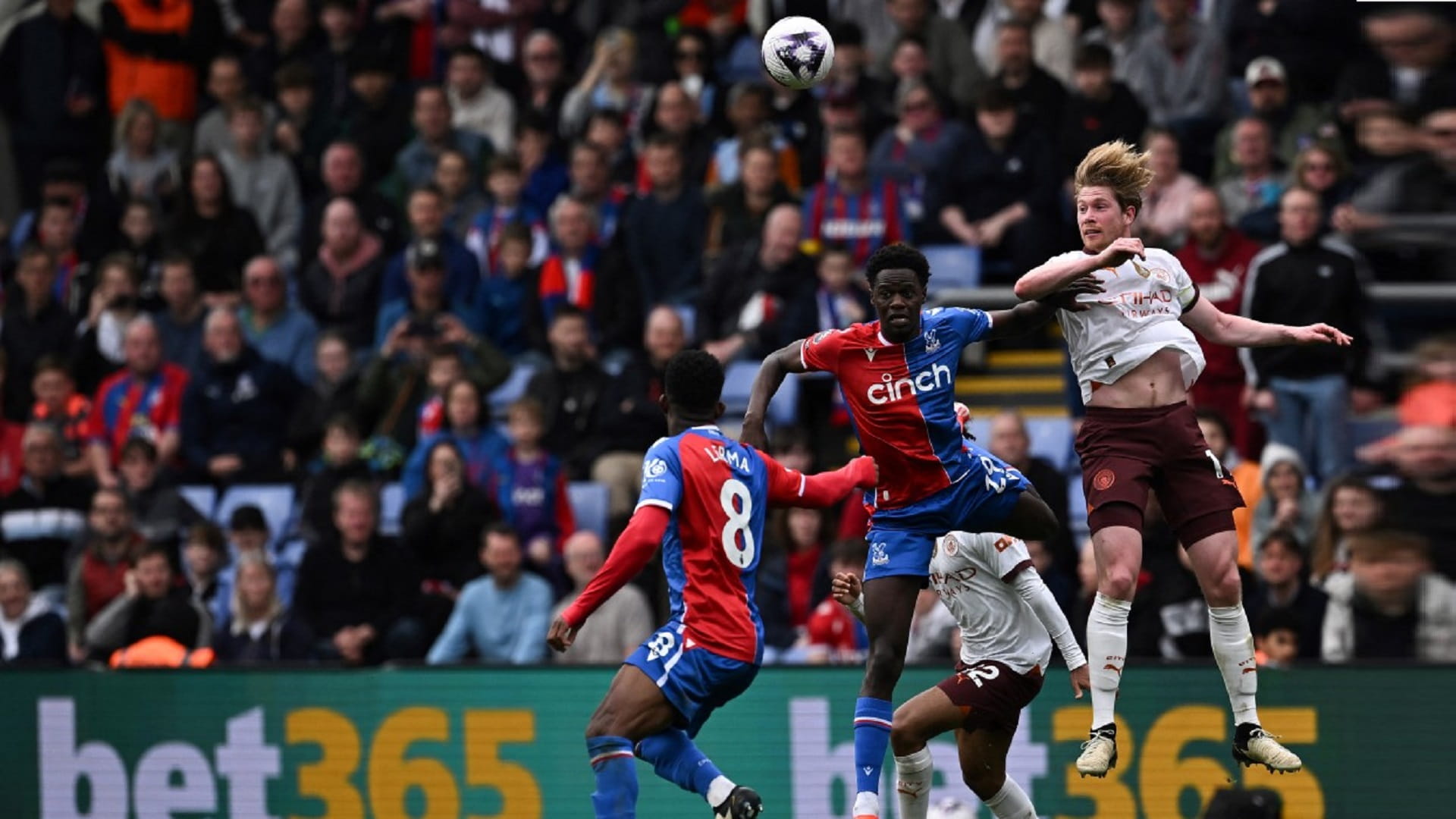 صورة بعنوان: مانشستر سيتي يقسو على كريستال بالاس في الدوري الإنجليزي 