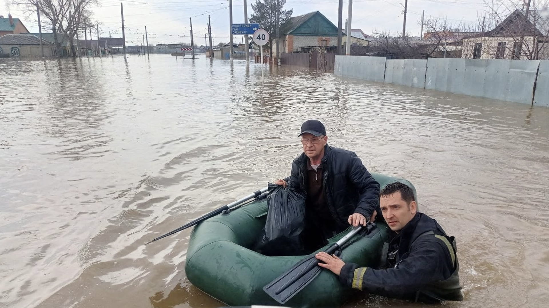 صورة بعنوان: بعد انهيار سد... إجلاء 4 آلاف شخص في منطقة جبال الأورال الروسية 
