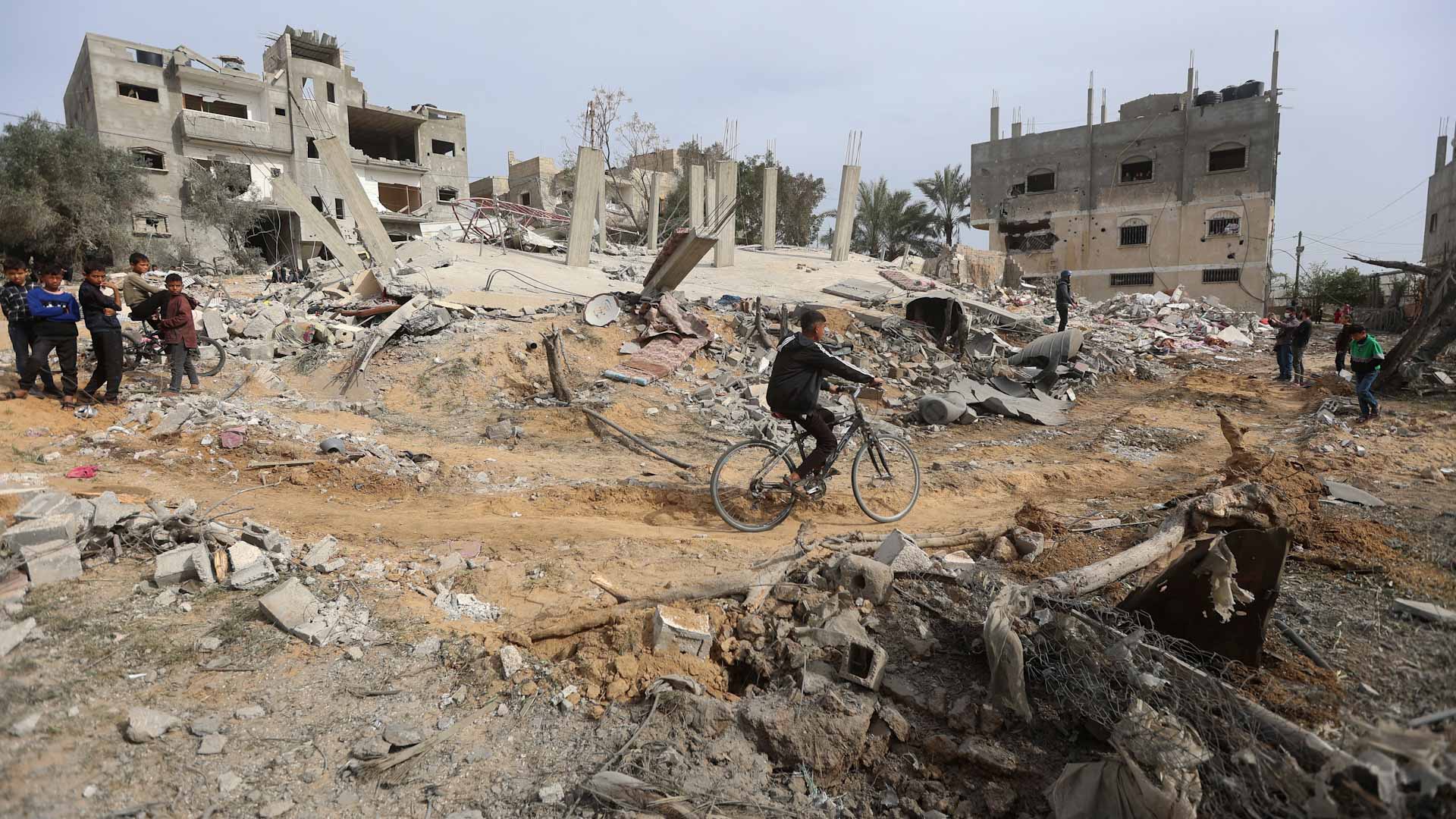 صورة بعنوان: منظمة "وورلد سنترال كيتشن" تعلق عملياتها بغزة بعد مقتل 7 من عمالها 