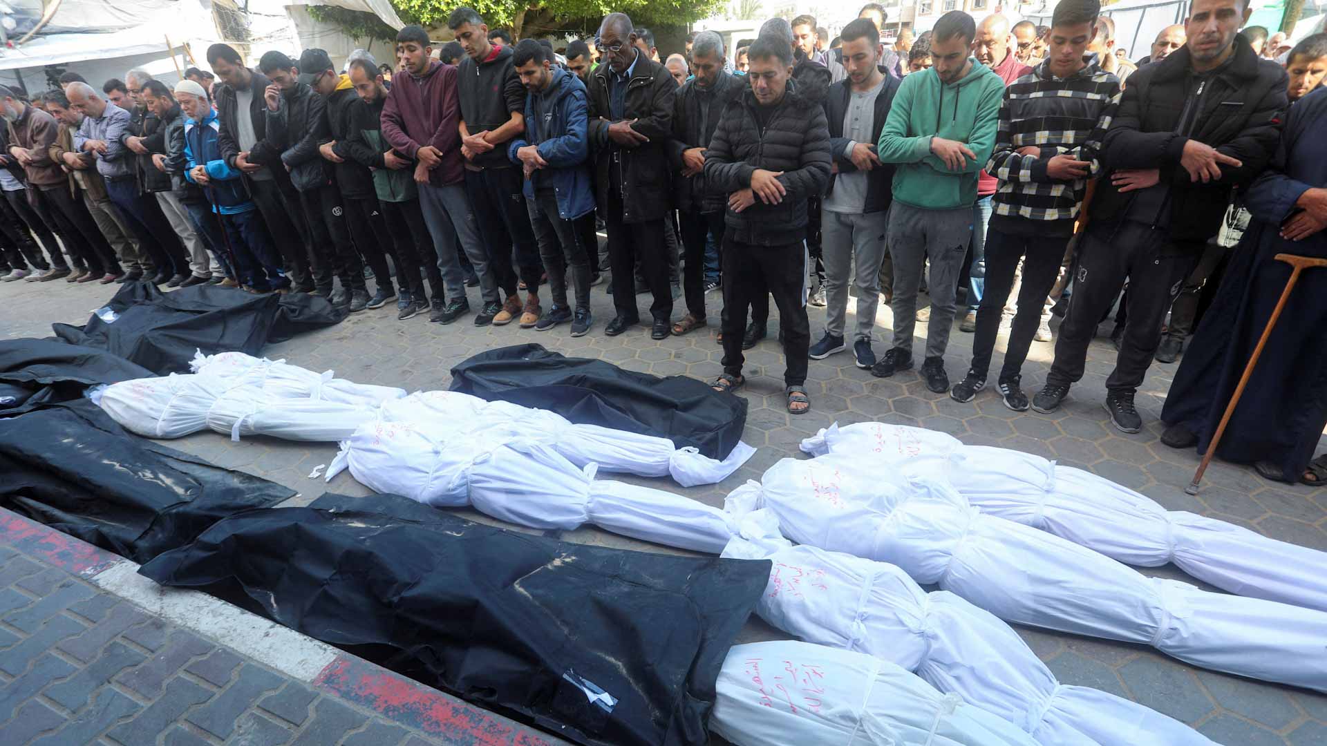 صورة بعنوان: منذ7 أكتوبر..القصف الإسرائيلي المستمر على غزة يقتل 32916 فلسطينياً 