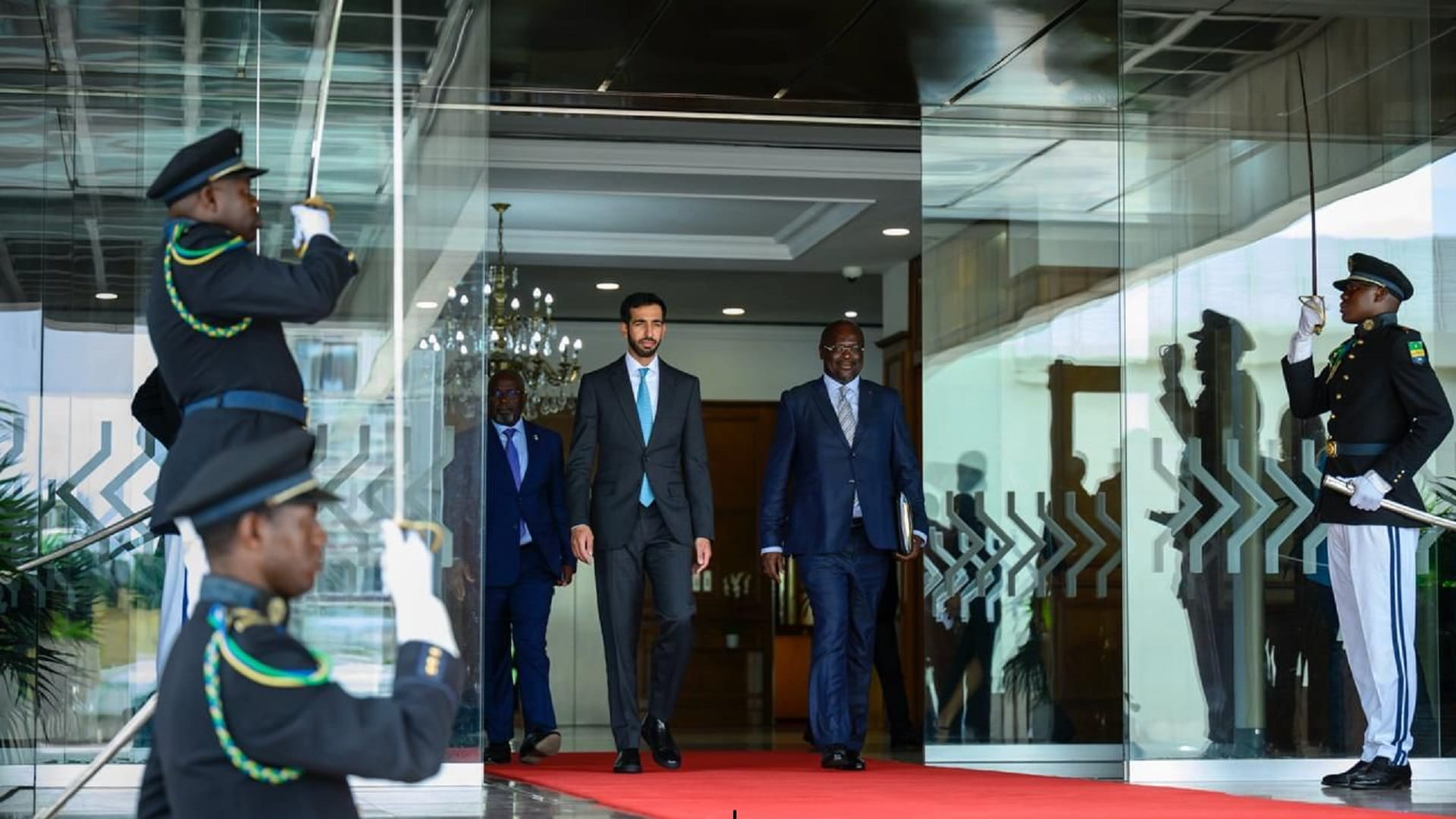 صورة بعنوان: شخبوط بن نهيان يلتقي رئيس الغابون الانتقالي 