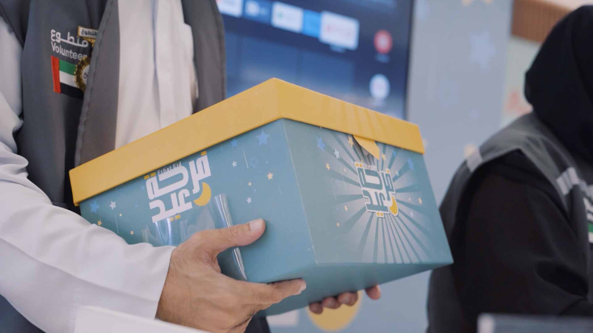 صورة بعنوان: "اجتماعية الشارقة" توزع صناديق "فرحة عيد" على الأطفال 