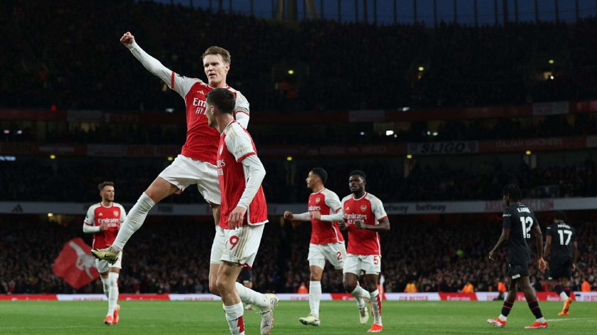 صورة بعنوان: أرسنال يستعيد قمة الدوري الإنجليزي الممتاز مؤقتاً 