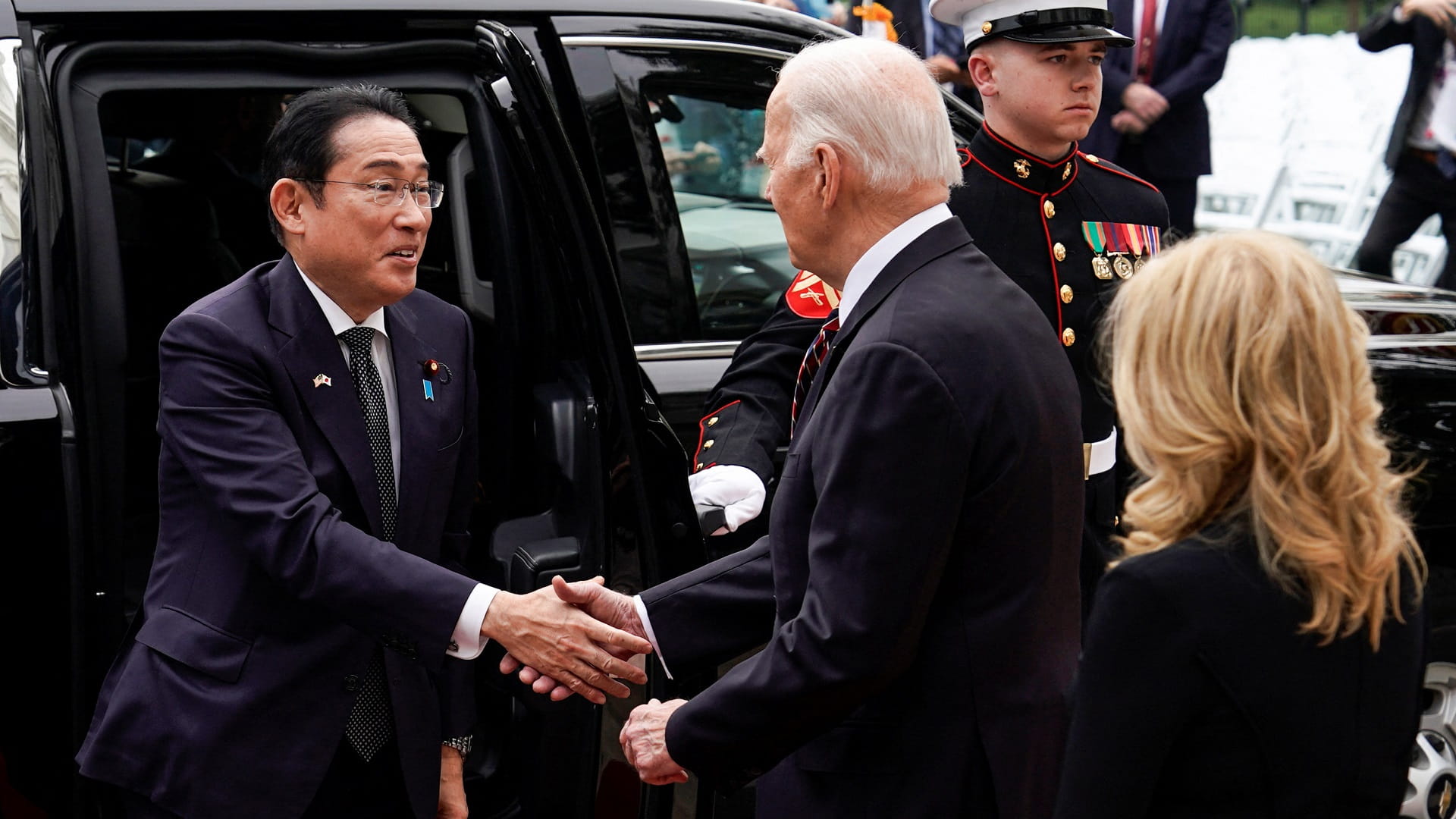 صورة بعنوان: بقمة لردع الصين في البيت الأبيض.. بايدن يستقبل رئيس وزراء اليابان 