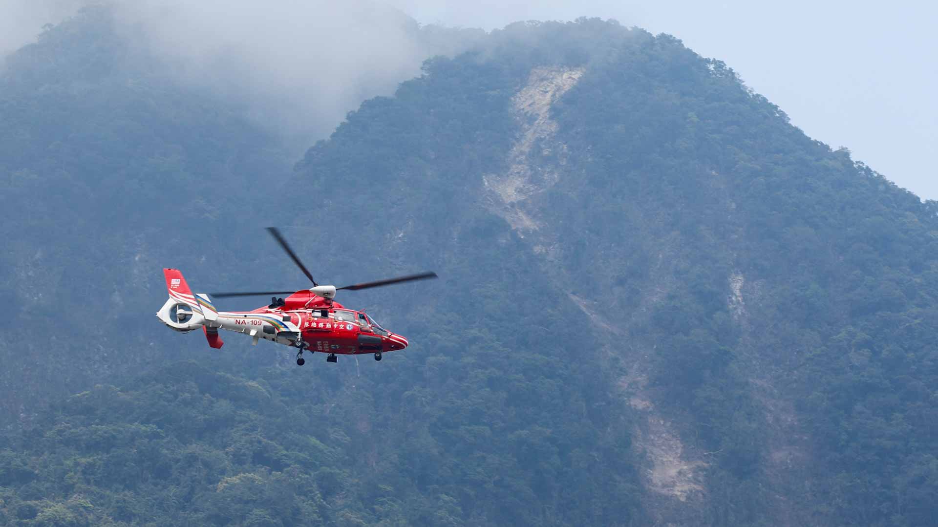 صورة بعنوان: في تايوان..هليكوبتر تنقذ 6 عمال مناجم وإصابات الزلزال تتجاوز ألف  