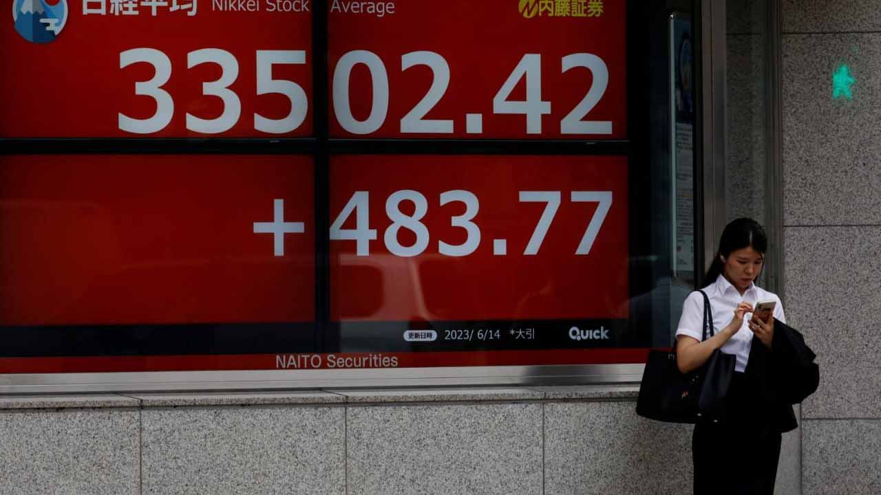 صورة بعنوان: الأسهم اليابانية تسجل أسوأ أداء أسبوعي منذ ديسمبر 2022 