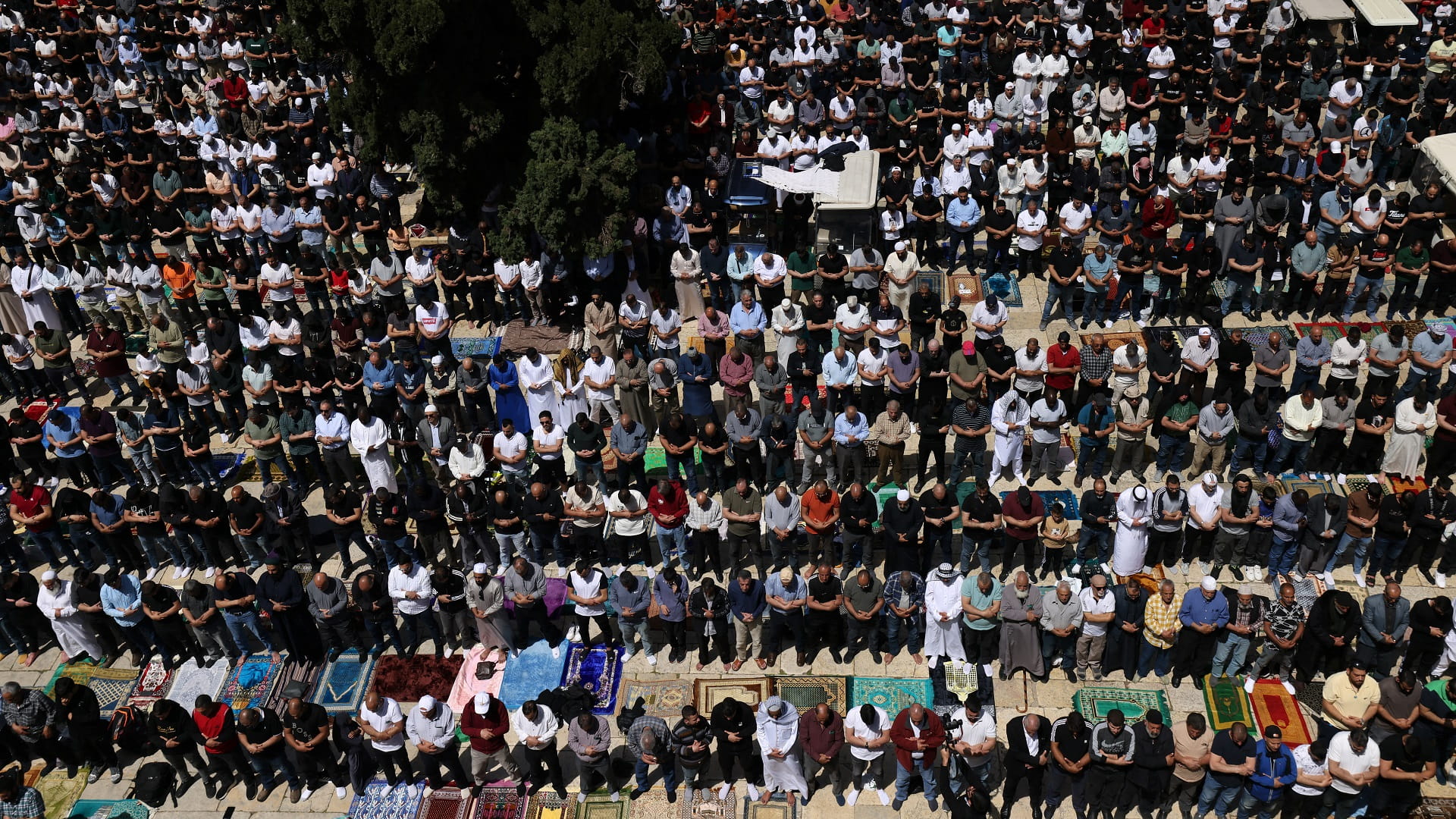 Image for the title: 120,000 Palestinians perform last Ramadan Fri. prayer in Al Aqsa 