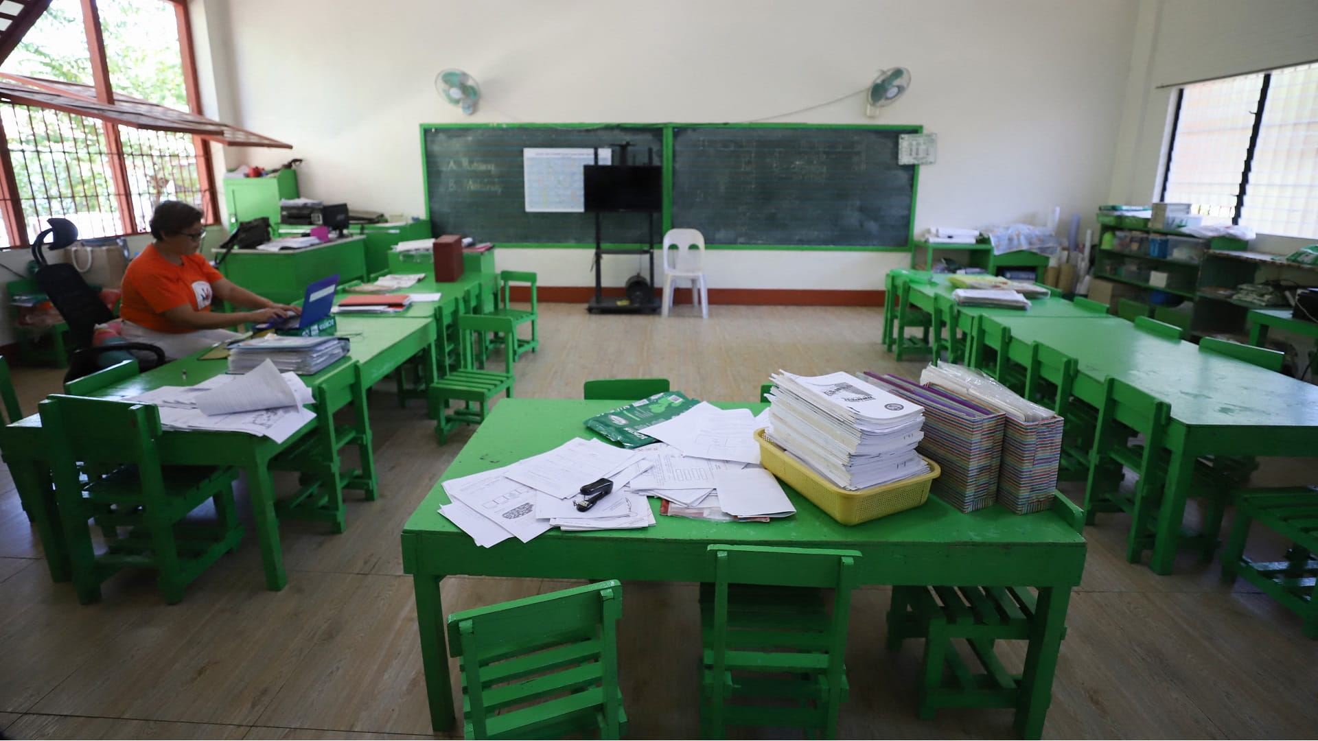 Image for the title: Philippine schools suspend in-person classes due to heat 