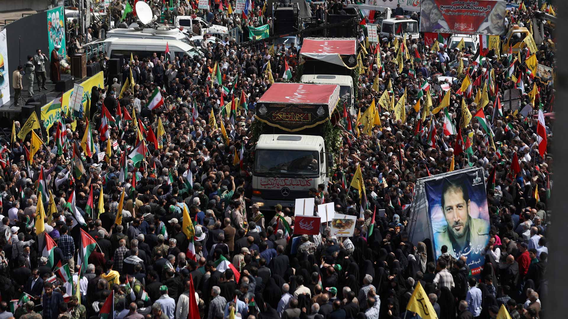 صورة بعنوان: إيران تتوعد بمعاقبة إسرائيل خلال جنازة ضباط قتلوا في هجوم السفارة 
