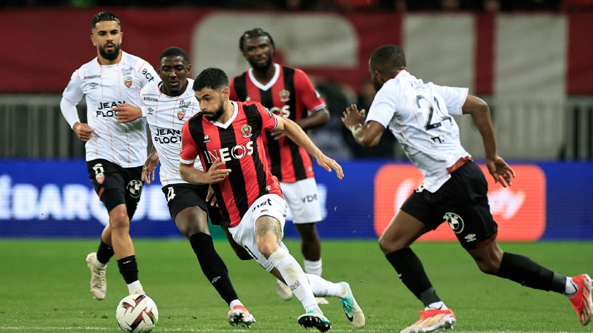 صورة بعنوان: نيس يقسو على لوريان في الدوري الفرنسي لكرة القدم 