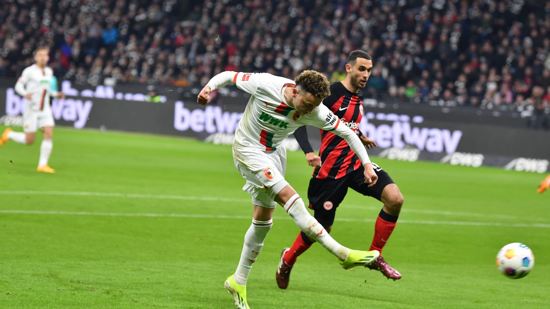 صورة بعنوان: فرانكفورت يتخطى أوجسبورج بثلاثية في الدوري الألماني 