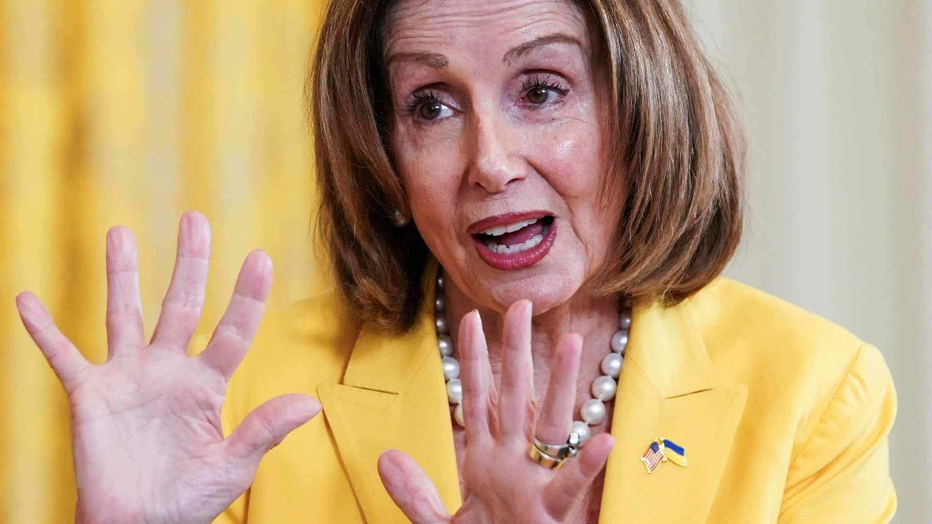 صورة بعنوان: بيلوسي تنضم إلى نداءات تطالب بايدن بوقف نقل الأسلحة إلى إسرائيل 