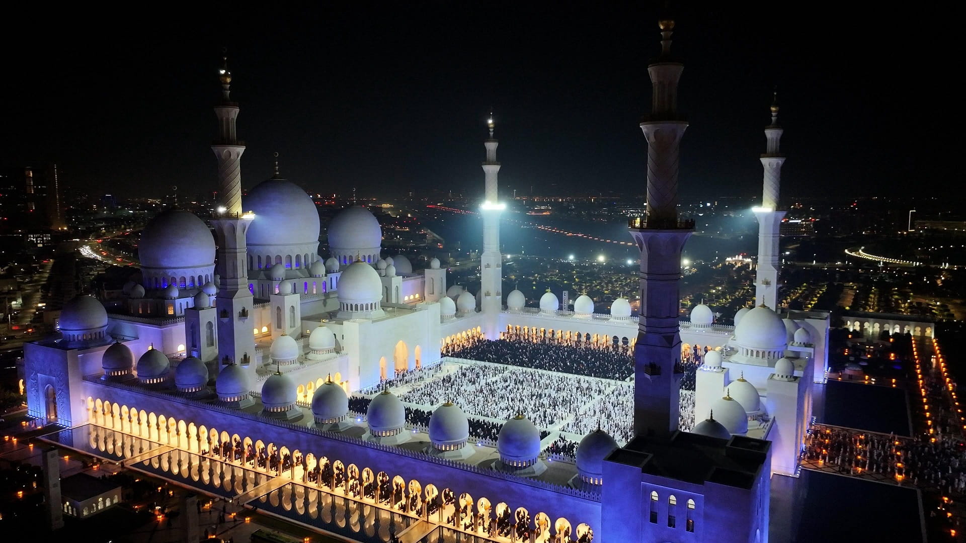 Image for the title: Over 70,000 worshippers attend night prayers at SZGM 