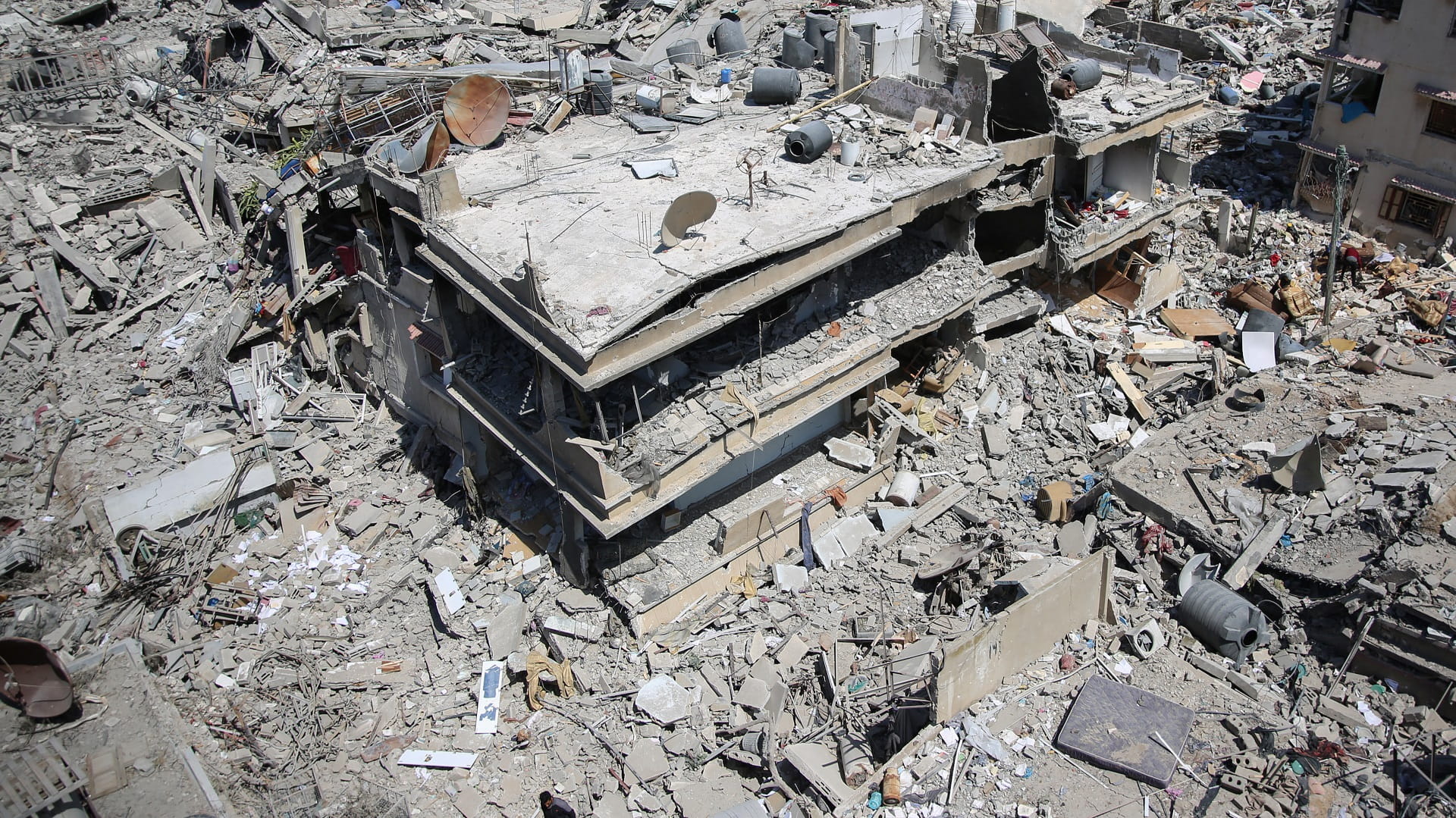Image for the title: WHO: Gaza's largest hospital 'an empty shell with human graves' 