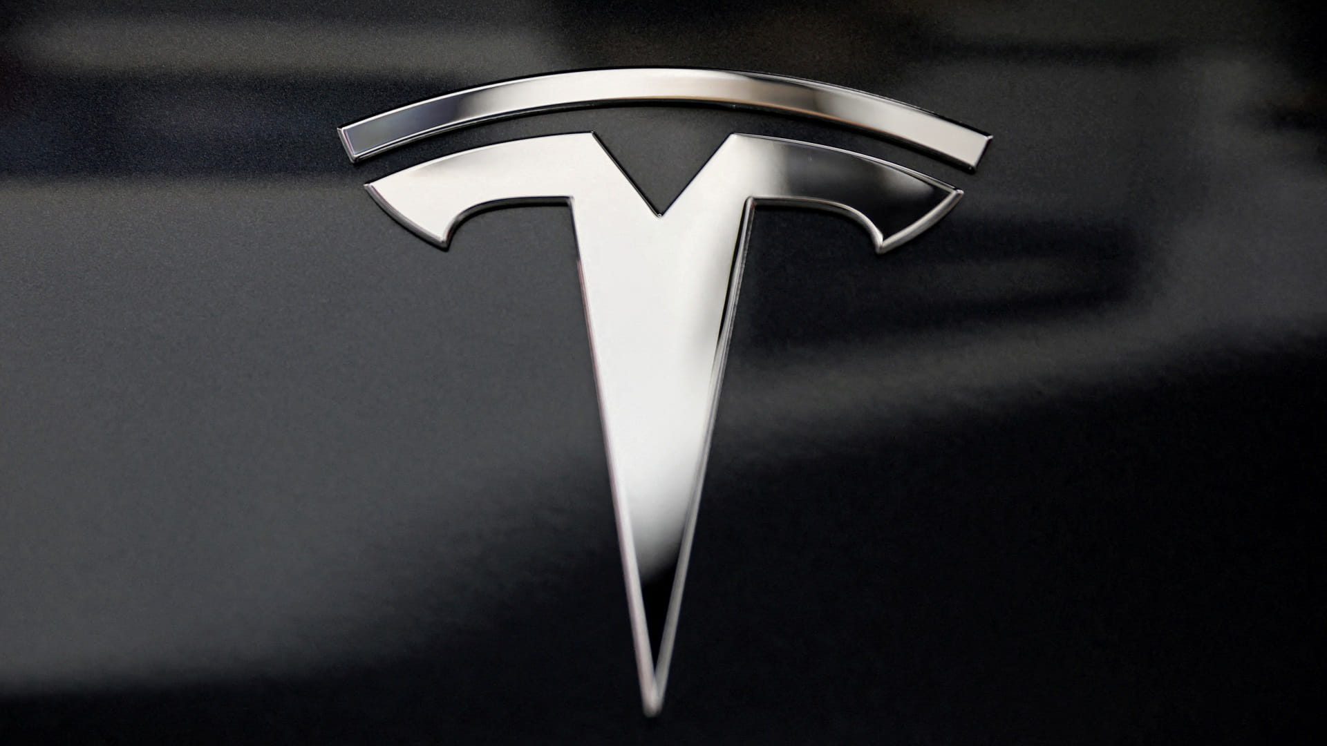 صورة بعنوان: شركة تسلا لصناعة السيارات الكهربائية تخفض أسعار مركباتها في الصين 