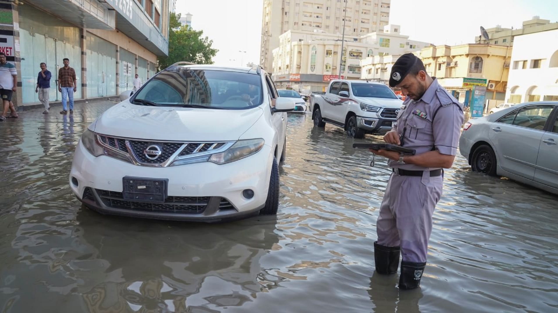 صورة بعنوان: شرطة عجمان تتلقى 23 ألف مكالمة وتوفر 88 دورية خلال الاضطراب الجوي 