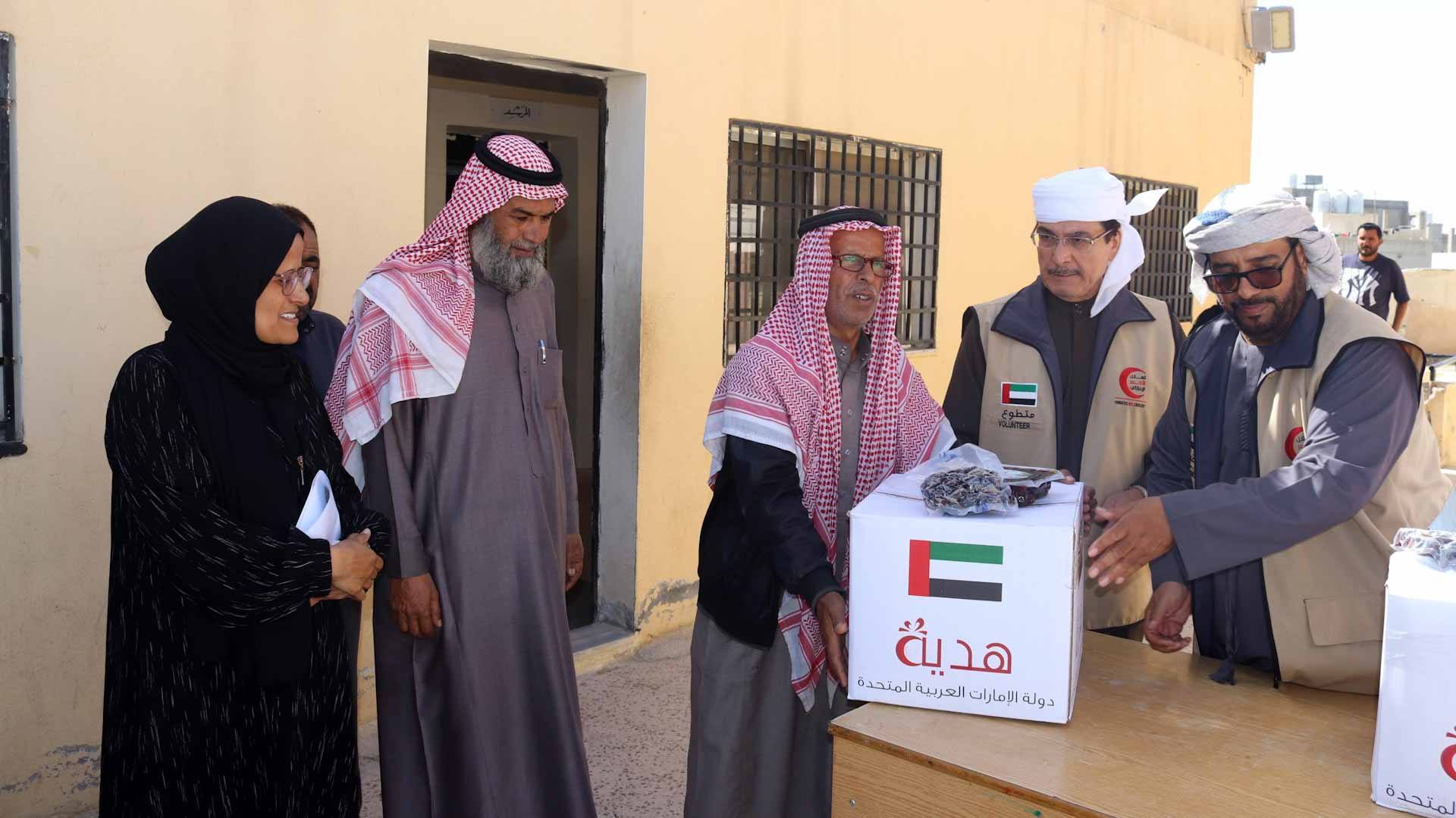 صورة بعنوان: الهلال الأحمر الإماراتي يواصل توزيع وجبات الإفطار في الأردن 