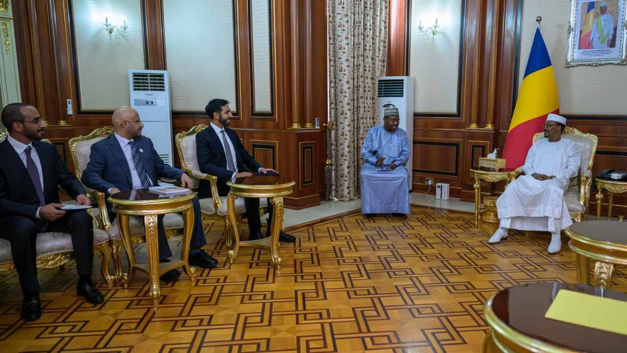 صورة بعنوان: شخبوط بن نهيان ورئيس تشاد الانتقالي يبحثان العلاقات الثنائية 