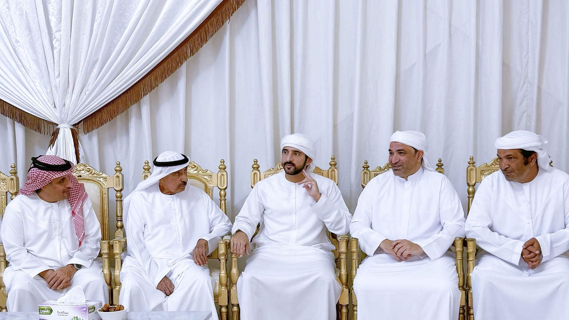 صورة بعنوان: حمدان بن محمد يقدم واجب العزاء بوفاة محمد بن غانم علي المري 