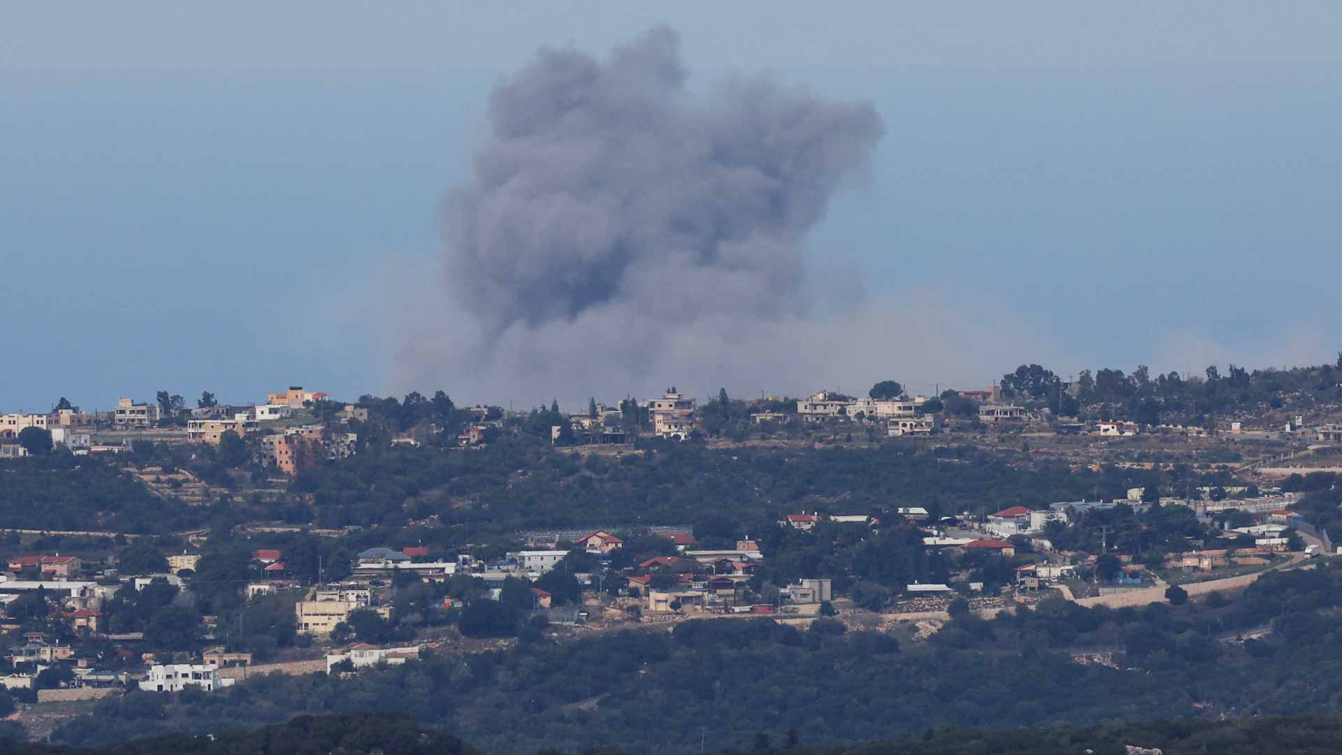 صورة بعنوان: بينهم قيادي في حزب الله.. مقتل 3 في غارة إسرائيلية على جنوب لبنان 