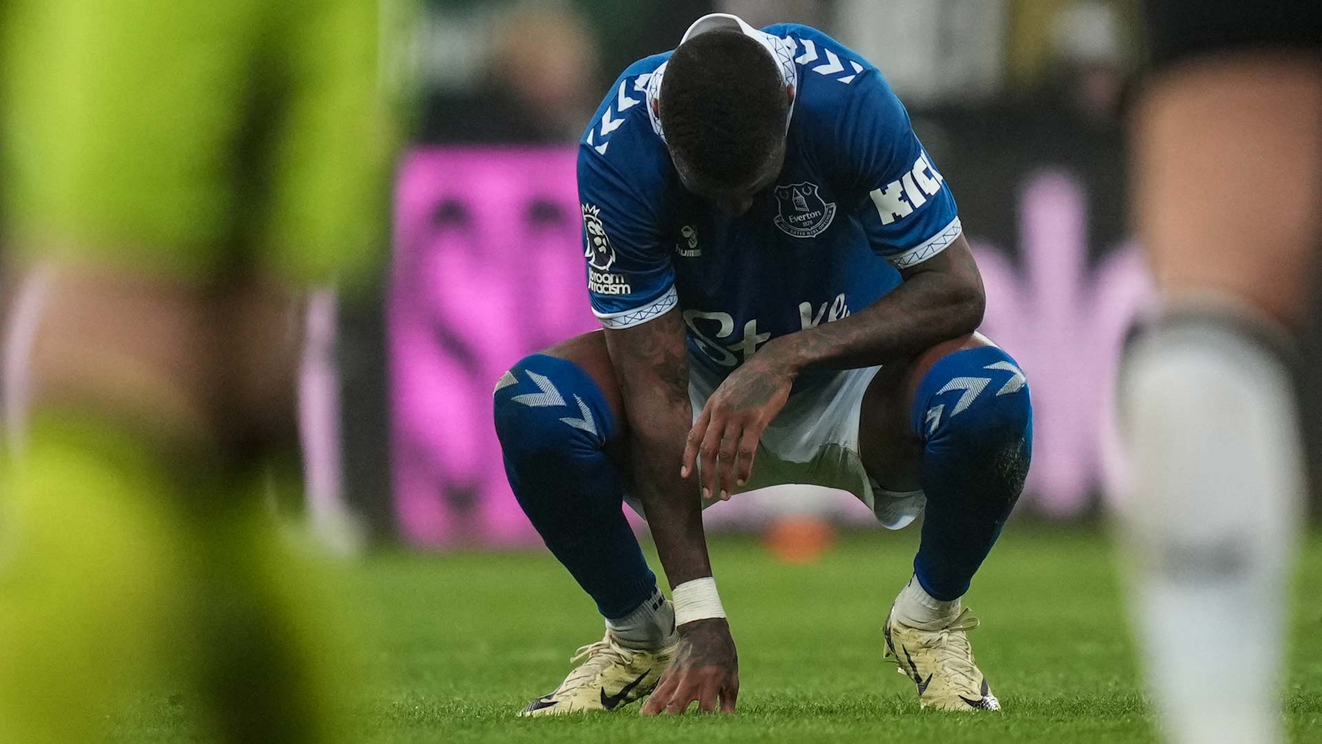 صورة بعنوان: خصم نقطتين إضافيتين من رصيد إيفرتون الإنجليزي 