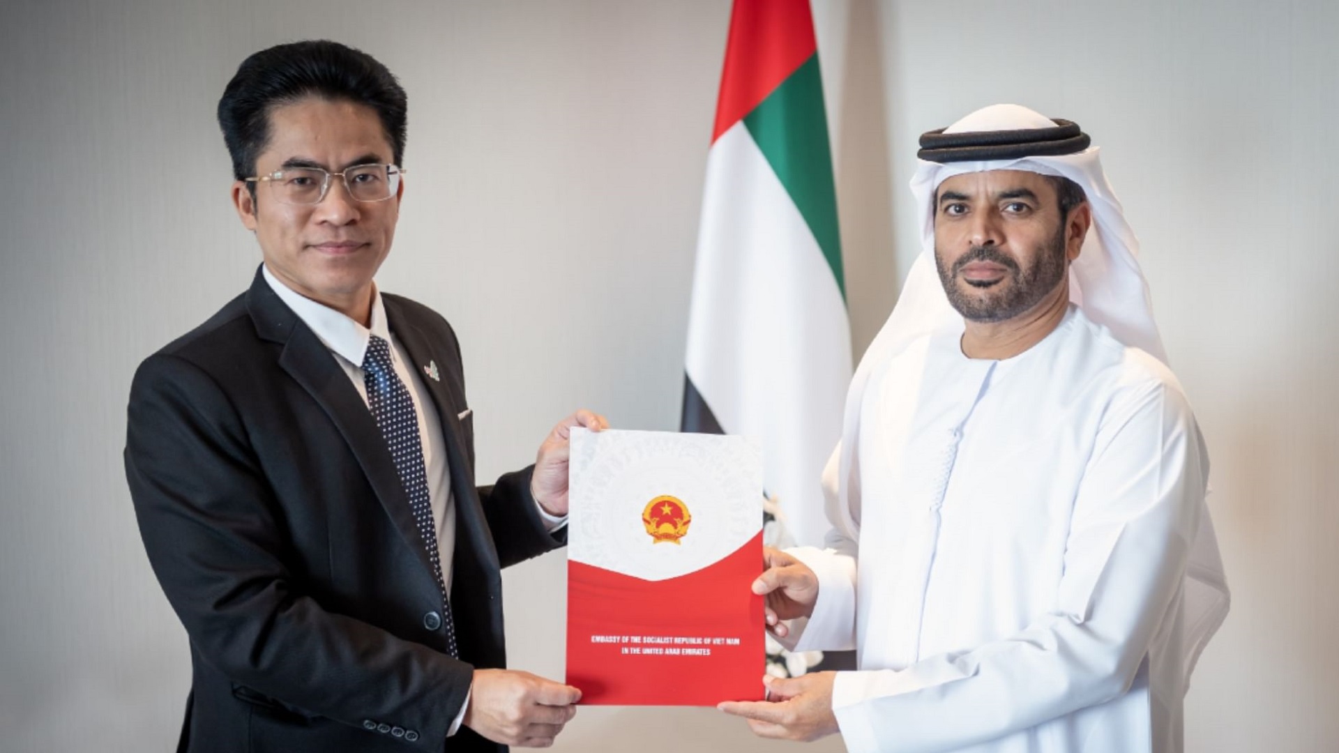 صورة بعنوان: وزارة الخارجية تتسلم نسخة من أوراق اعتماد سفير فيتنام لدى الدولة 