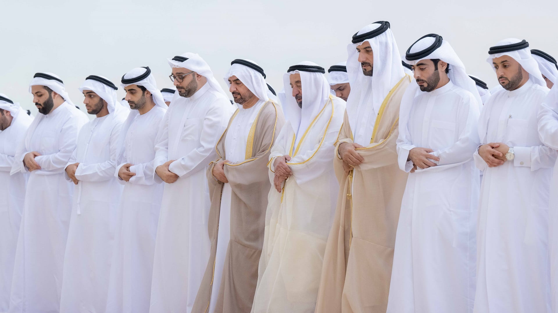 صورة بعنوان: حاكم الشارقة يؤدي صلاة عيد الفطر السعيد في مصلى البديع 