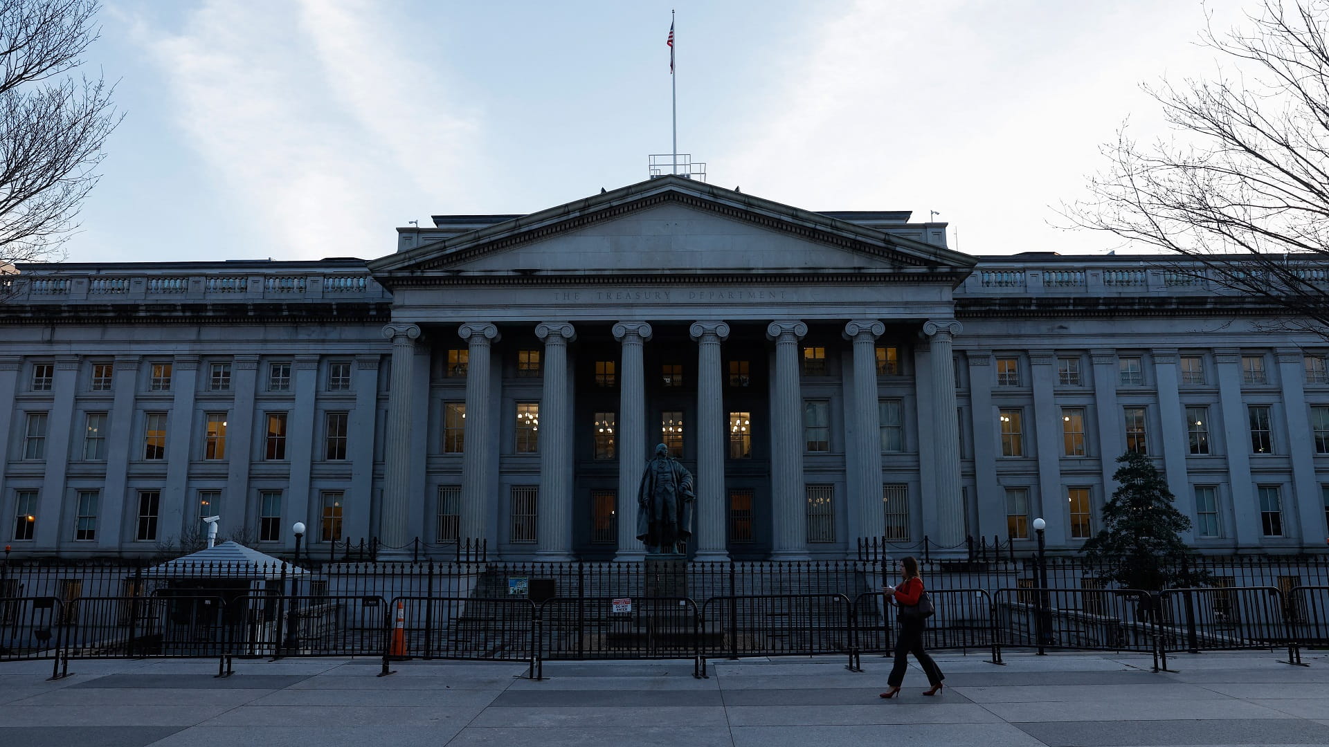 Image for the title: US budget deficit exceeds $1 trillion through March 