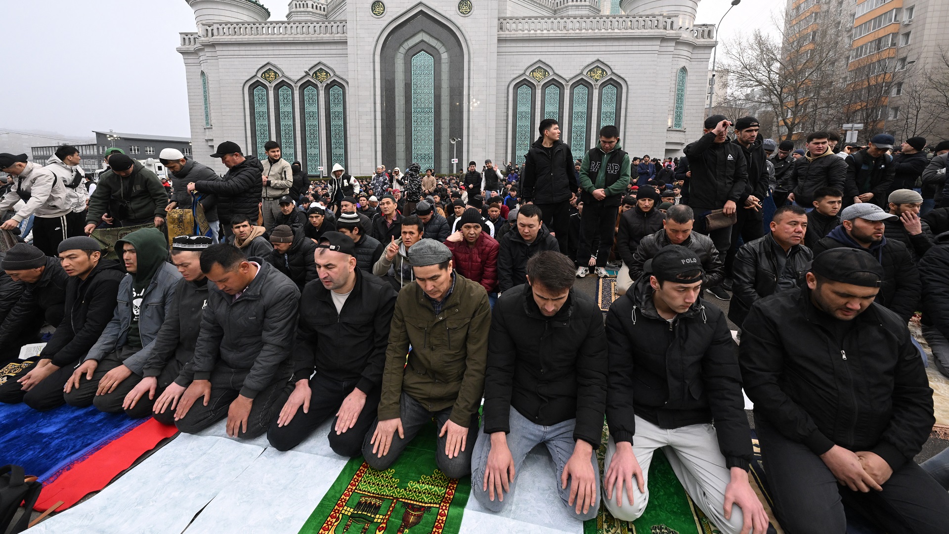 صورة بعنوان: آلاف المسلمين يؤدون صلاة العيد في جامع موسكو الكبير 