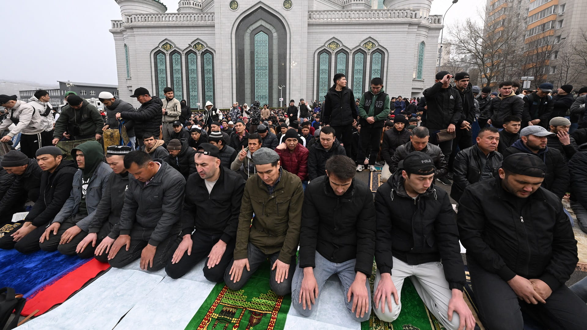 صورة بعنوان: آلاف المسلمين يؤدون صلاة العيد في جامع موسكو الكبير 