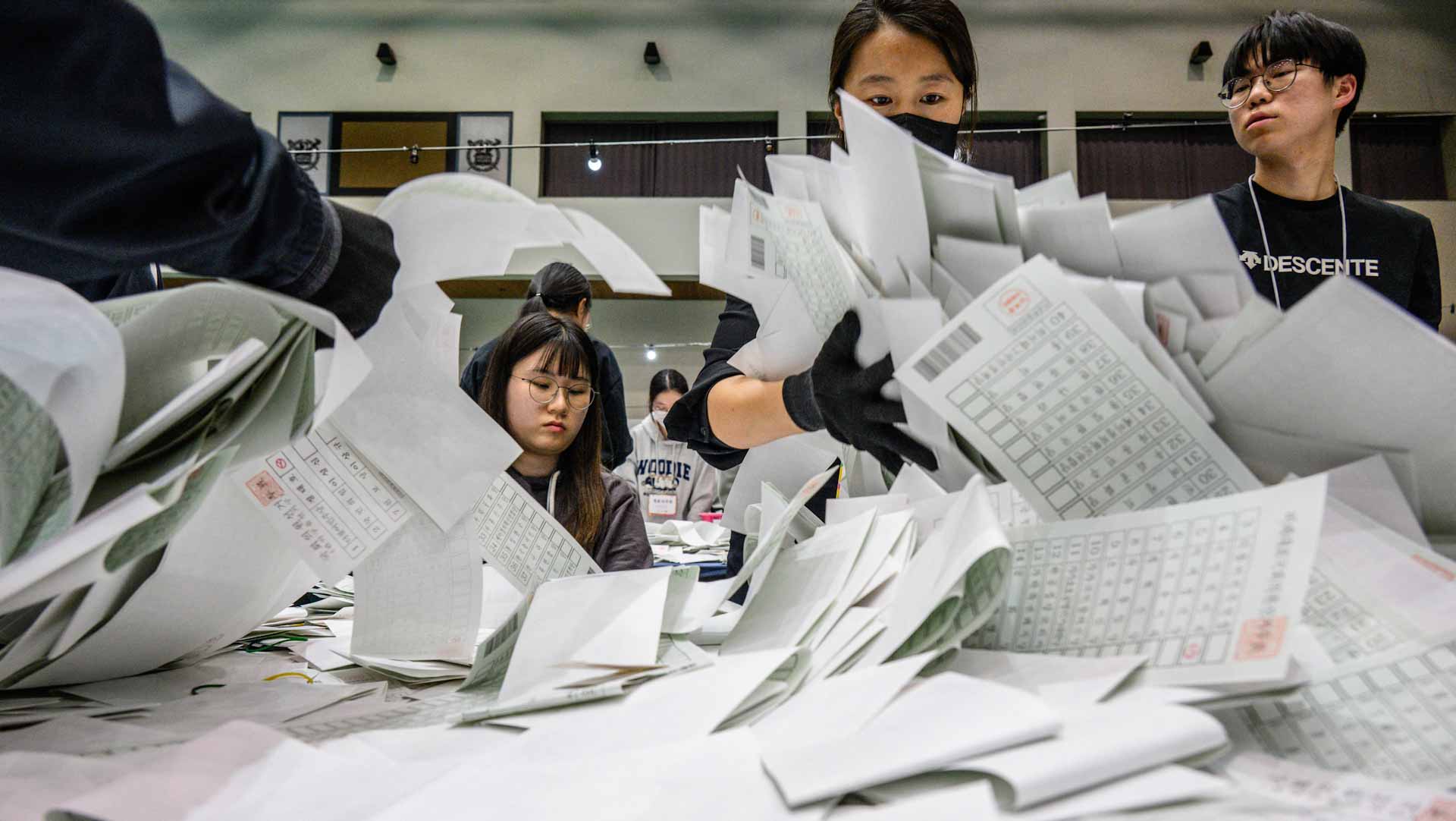 صورة بعنوان: في كوريا الجنوبية..حزب الحاكم يمنى بهزيمة قاسية بانتخابات البرلمان 