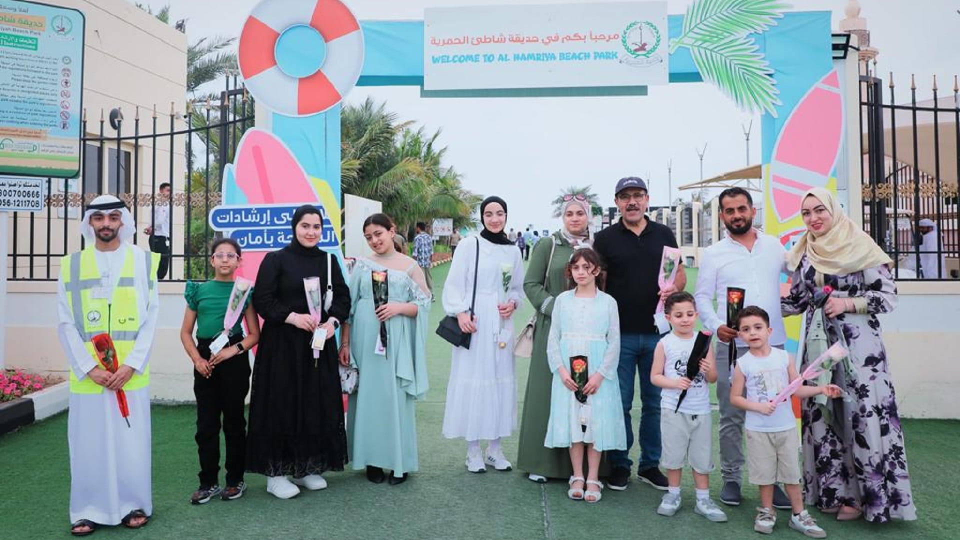 صورة بعنوان: بلدية الحمرية تعايد الأهالي والزوّار والأسر بالورود والحلويات 