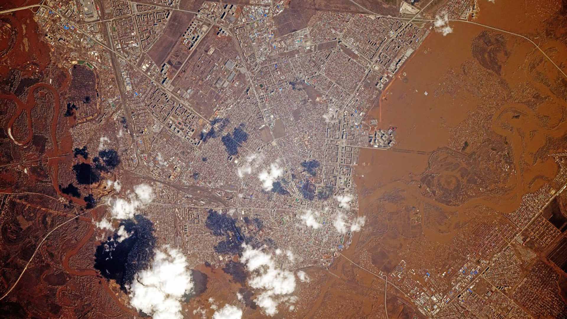 Image for the title: Russia says flood situation 'difficult' as more rivers burst 