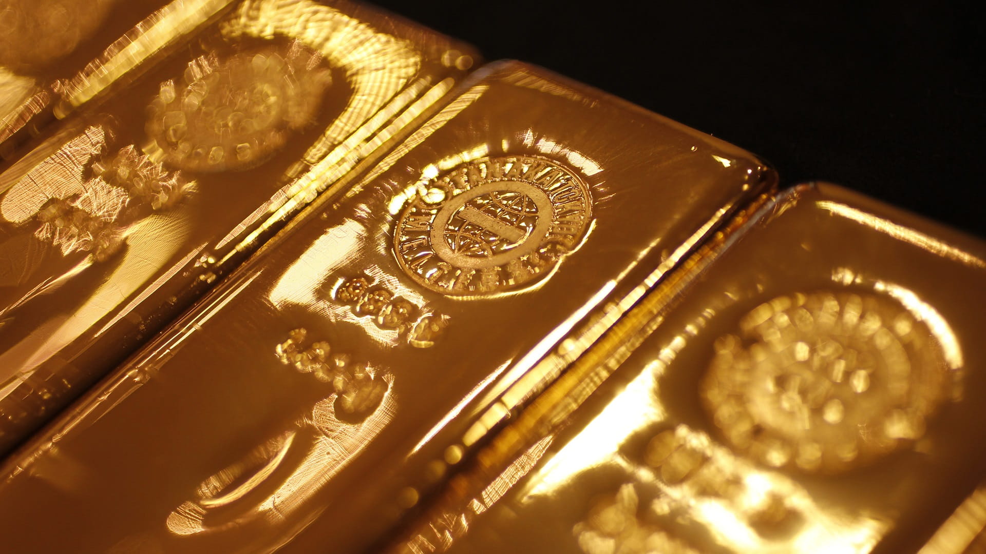 صورة بعنوان: ارتفاع الطلب على الملاذ الآمن يعزز مكاسب الذهب غير المسبوقة 