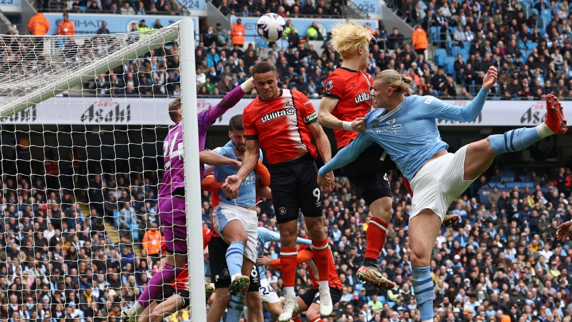 صورة بعنوان: مانشستر سيتي يمزق شباك لوتون بخماسية ويعتلي صدارة الدوري الإنجليزي 