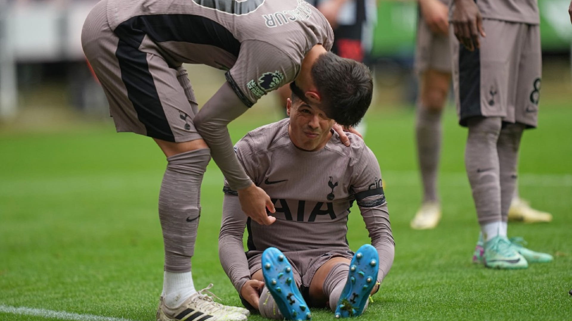 صورة بعنوان: نيوكاسل يمزق شباك توتنهام برباعية في الدوري الإنجليزي 