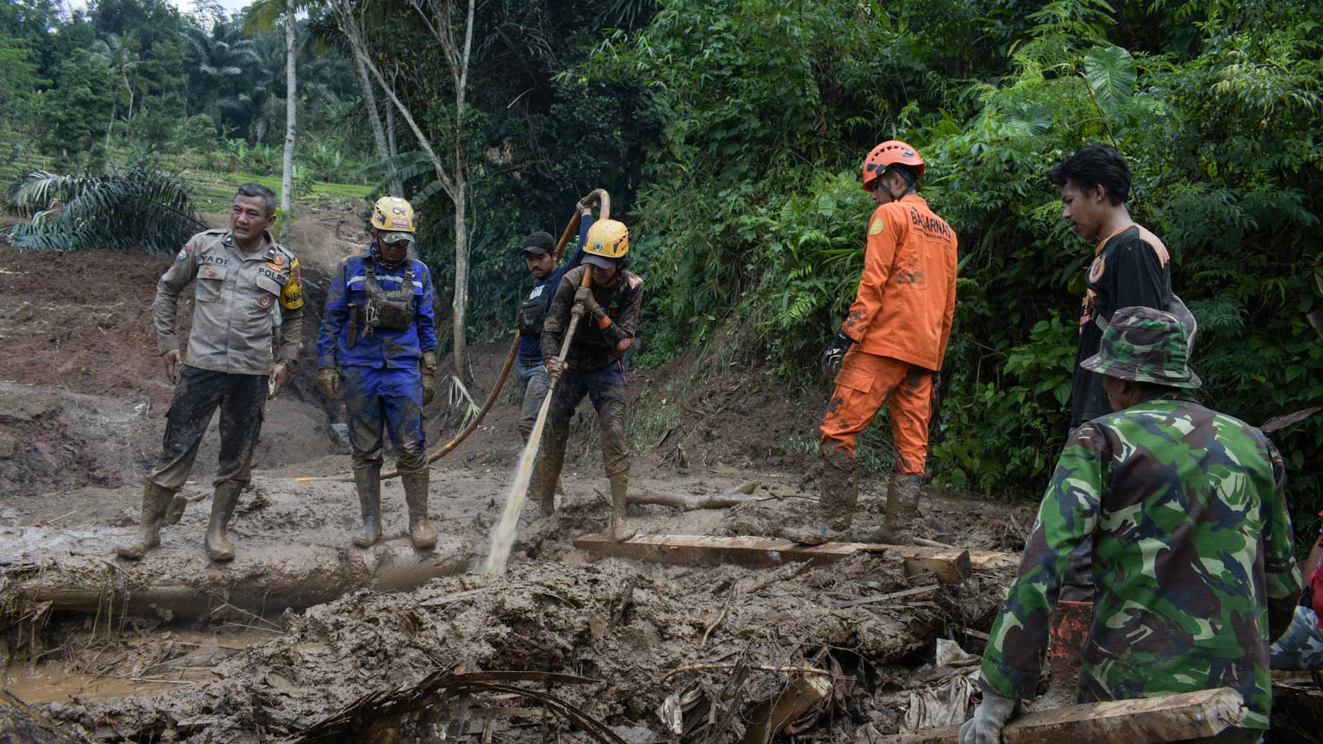 صورة بعنوان: بعد هطول غزير..حادث انزلاق تربة يدفن 15 ويطمر منازل في إندونيسيا 