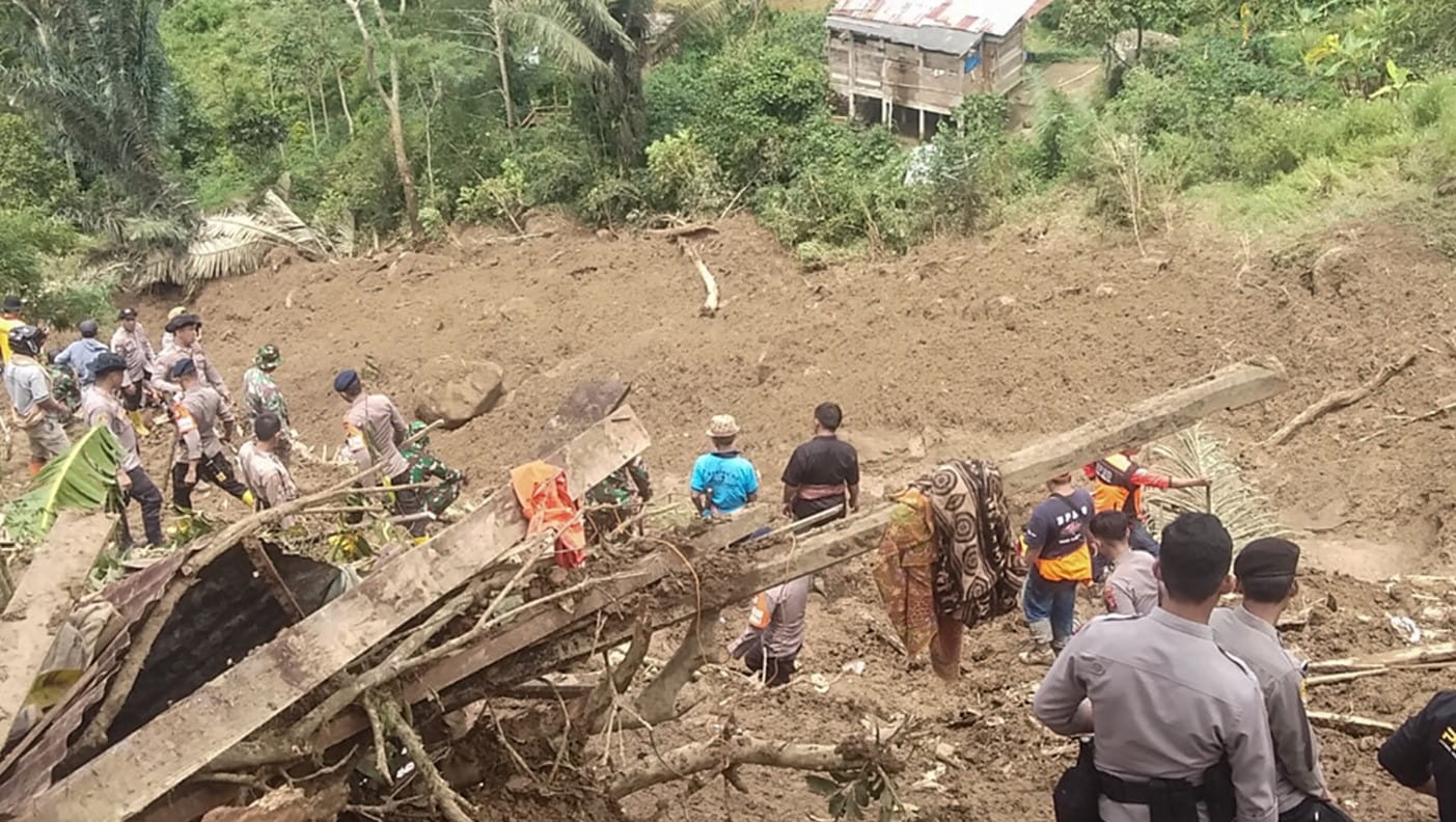 صورة بعنوان: رجال الإنقاذ يواصلون البحث عن مفقودين بعد انهيار أرضي في إندونيسيا 