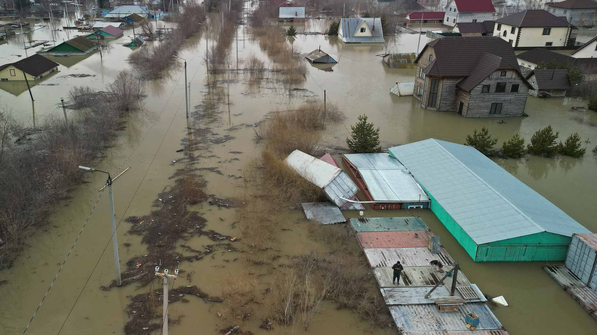 صورة بعنوان: فيضانات عارمة تجتاح كازاخستان وتغرق بتروبافلوسك في المياه 