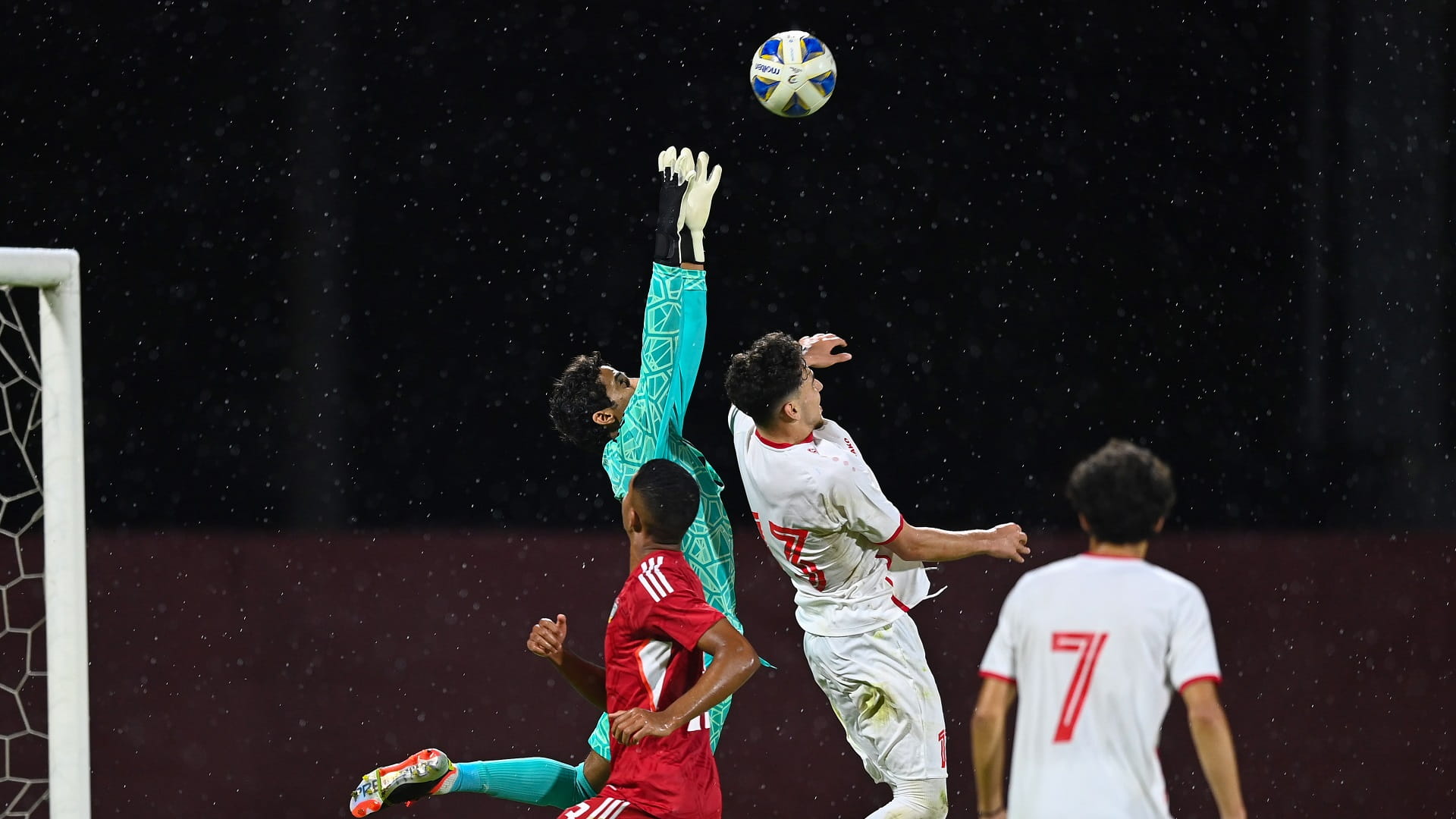 صورة بعنوان: أبيض الشباب لكرة القدم يتعادل ودياً مع نظيره السوري 