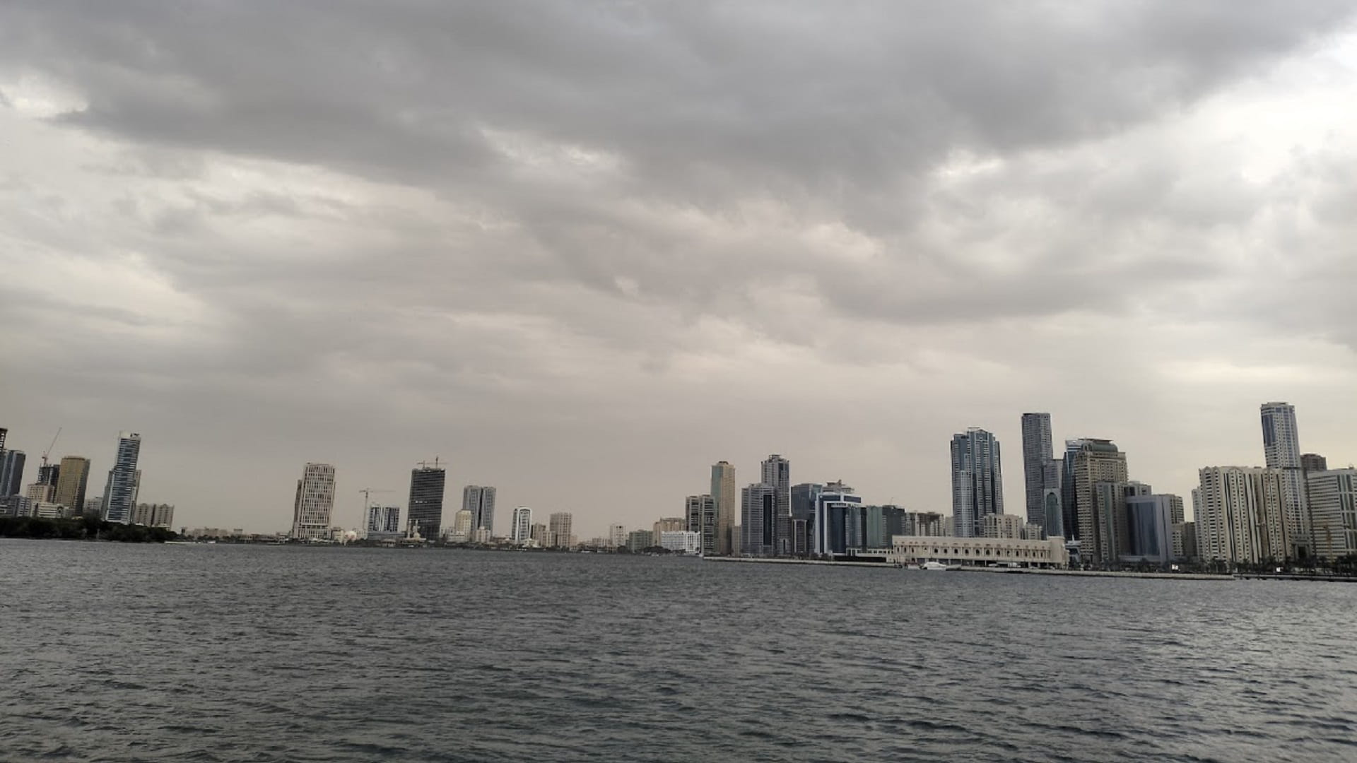 صورة بعنوان: غداً.. طقس غائم جزئياً بوجه عام مع استمرار سقوط الأمطار 