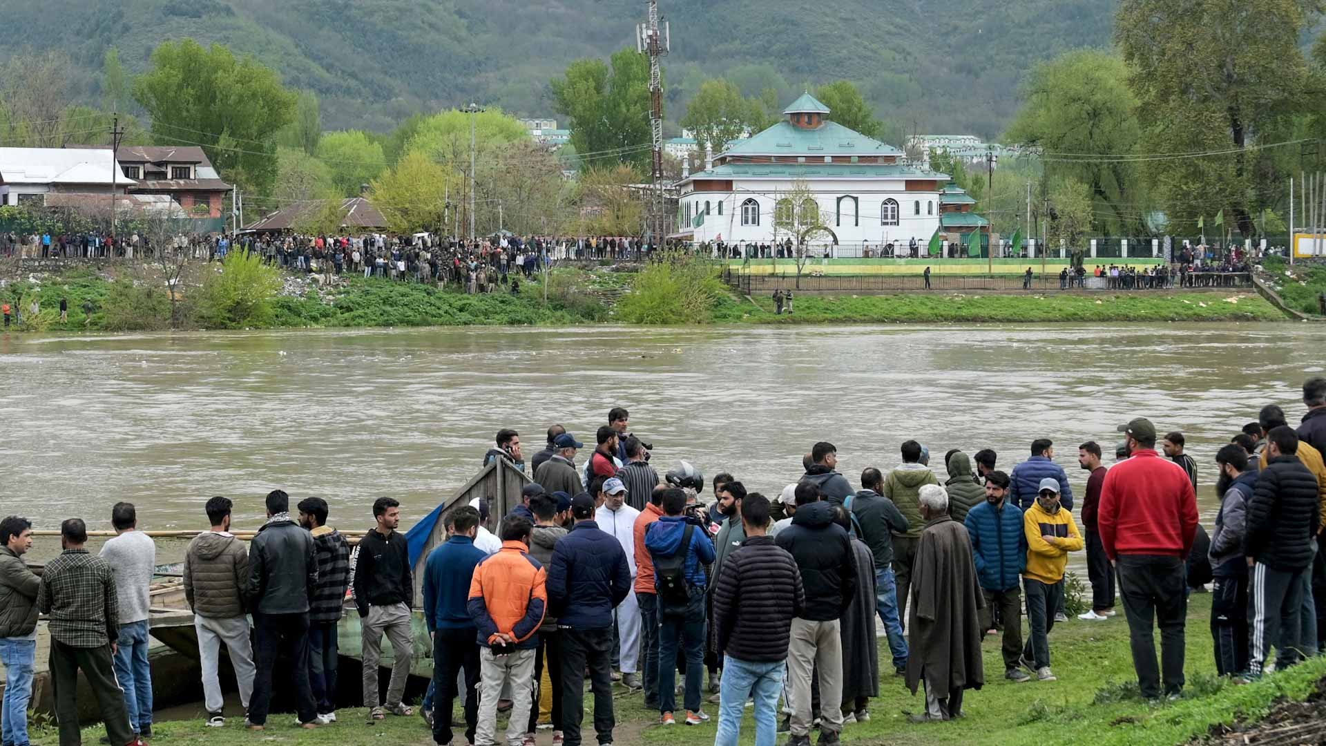 Image for the title: 4 dead, 19 missing after boat capsizes in Indian Kashmir 